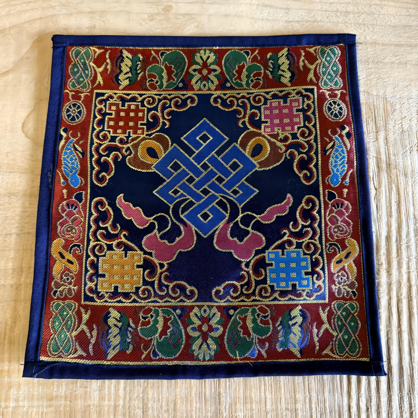 The endless (or infinite) knot is a Buddhist symbol that symbolizes the interdependence of all phenomena. It is thus a symbol for the development of wisdom, place under a singing bowl or on an altar, with Buddhist ornaments.