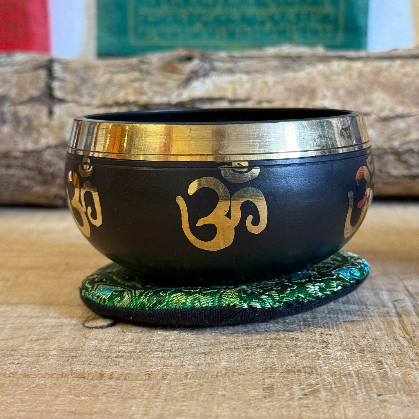 Brocade Singing Bowl Cushion – A Resting Place for Sacred Sound
Rooted in Buddhist tradition, this beautifully embroidered Small Brocade Singing Bowl Cushion offers a place of stillness for your singing bowl, allowing its vibrations to resonate with clarity and harmony.