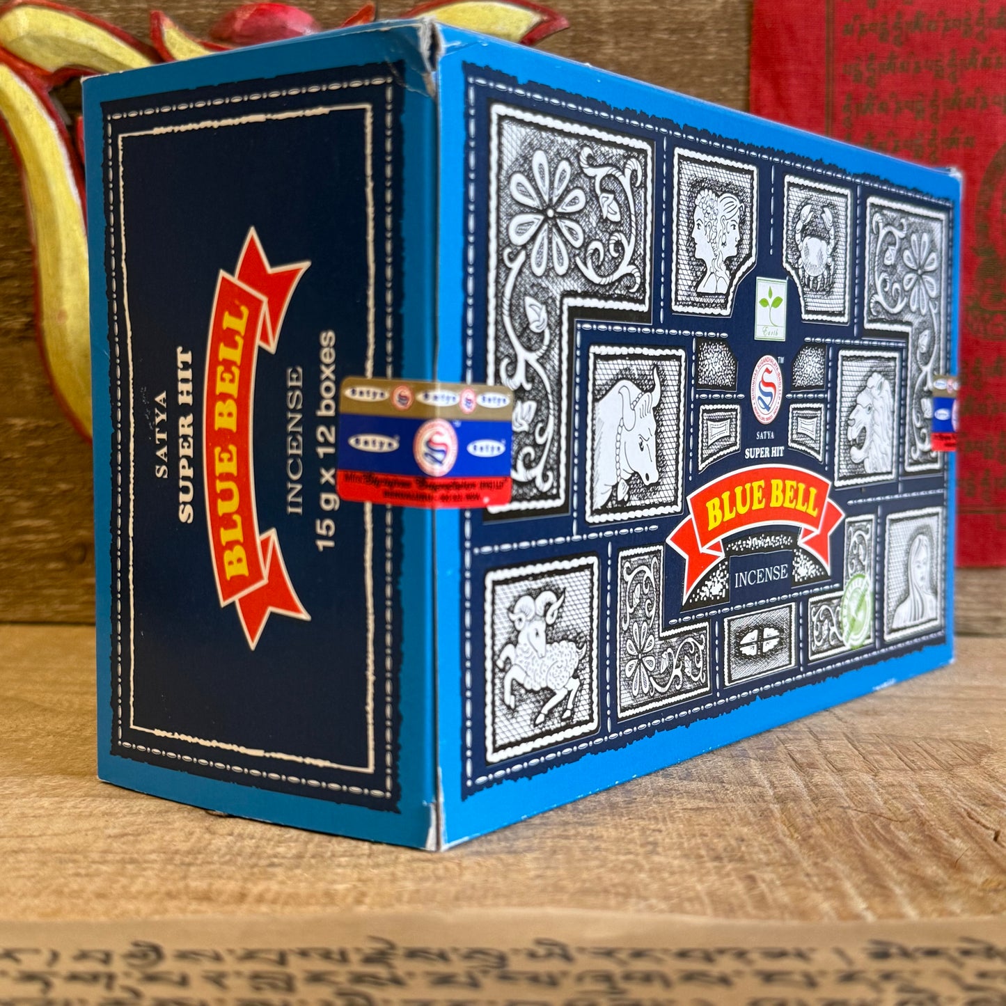 Experience the serene fragrance of Satya Super Hit Blue Bell Incense, lovingly crafted by the Shrinivas Sugandhalaya Nag Champa Collection. Built on a grounding sandalwood base and infused with delicate floral oils, Blue Bell carries a gentle, uplifting aroma that soothes the mind and restores balance.