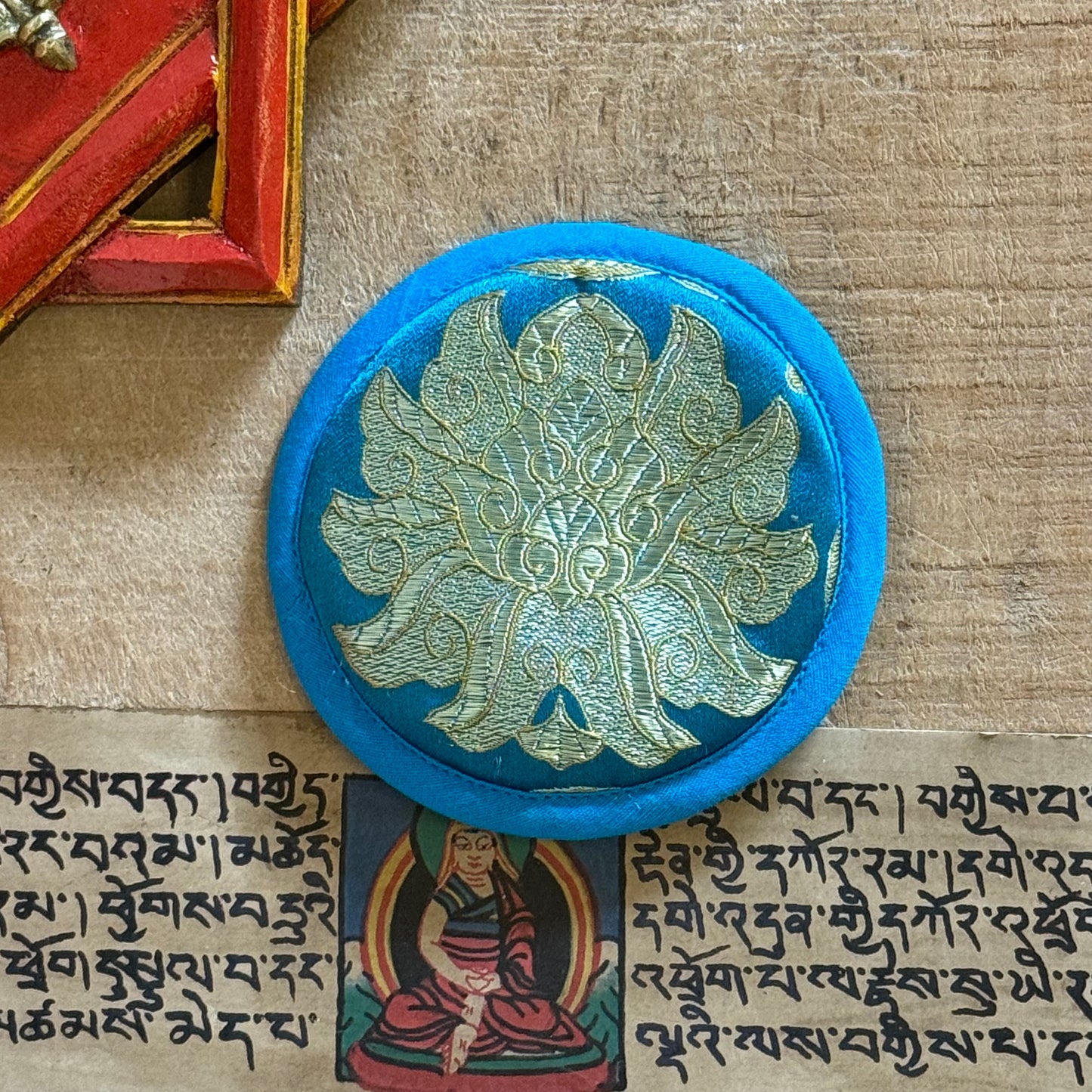 Cradle your sacred sound in harmony. This Tibetan Lotus Flat Round Singing Bowl Cushion is more than a resting place—it's a symbol of reverence. Designed with the intricate Lotus motif, it reflects spiritual awakening and purity, grounding your singing bowl in energetic alignment.
Hand-stitched by skilled artisans in Nepal using soft, durable cotton, this 9cm cushion is ideal for smaller Tibetan singing bowls, enhancing both their resonance and your ritual. As a spiritual healer, I understand that the vess