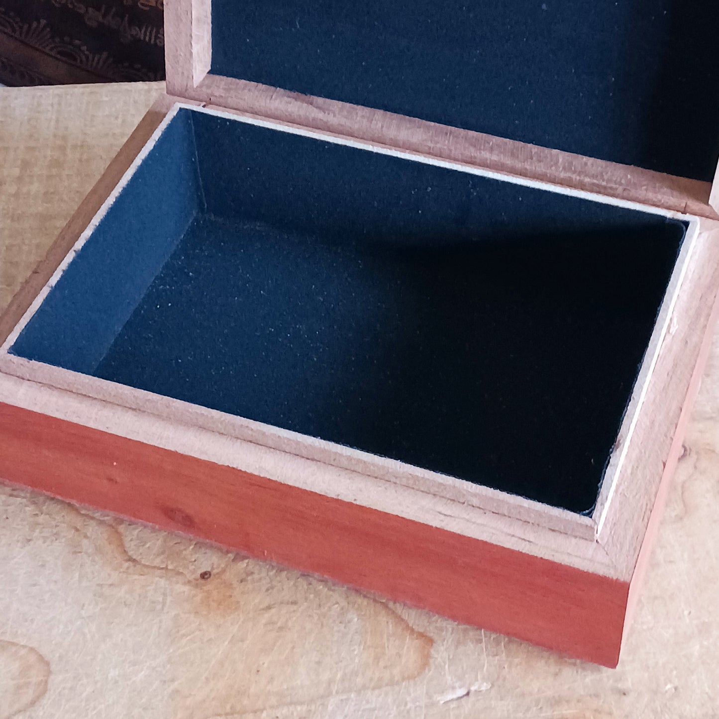 Celebrate the elegance of hand-carved craftsmanship with this Wooden Keepsake Box Om, made from sustainably sourced mango wood in India. The intricate Om design embodies spiritual harmony, making it perfect for storing jewellery, trinkets, or cherished keepsakes.