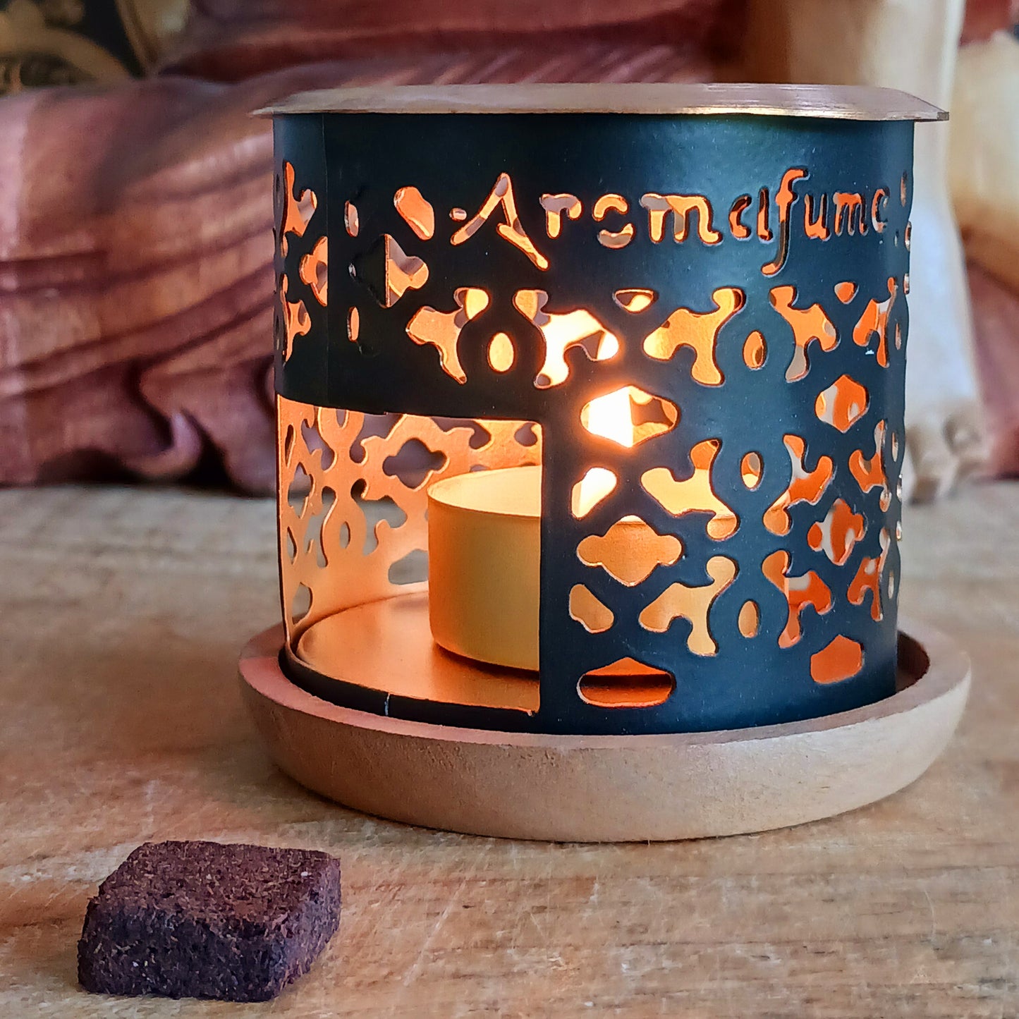 The Aromafume Snowflake Incense Brick Burner is a beautifully designed metal diffuser created for the effective burning of Aromafume incense bricks.