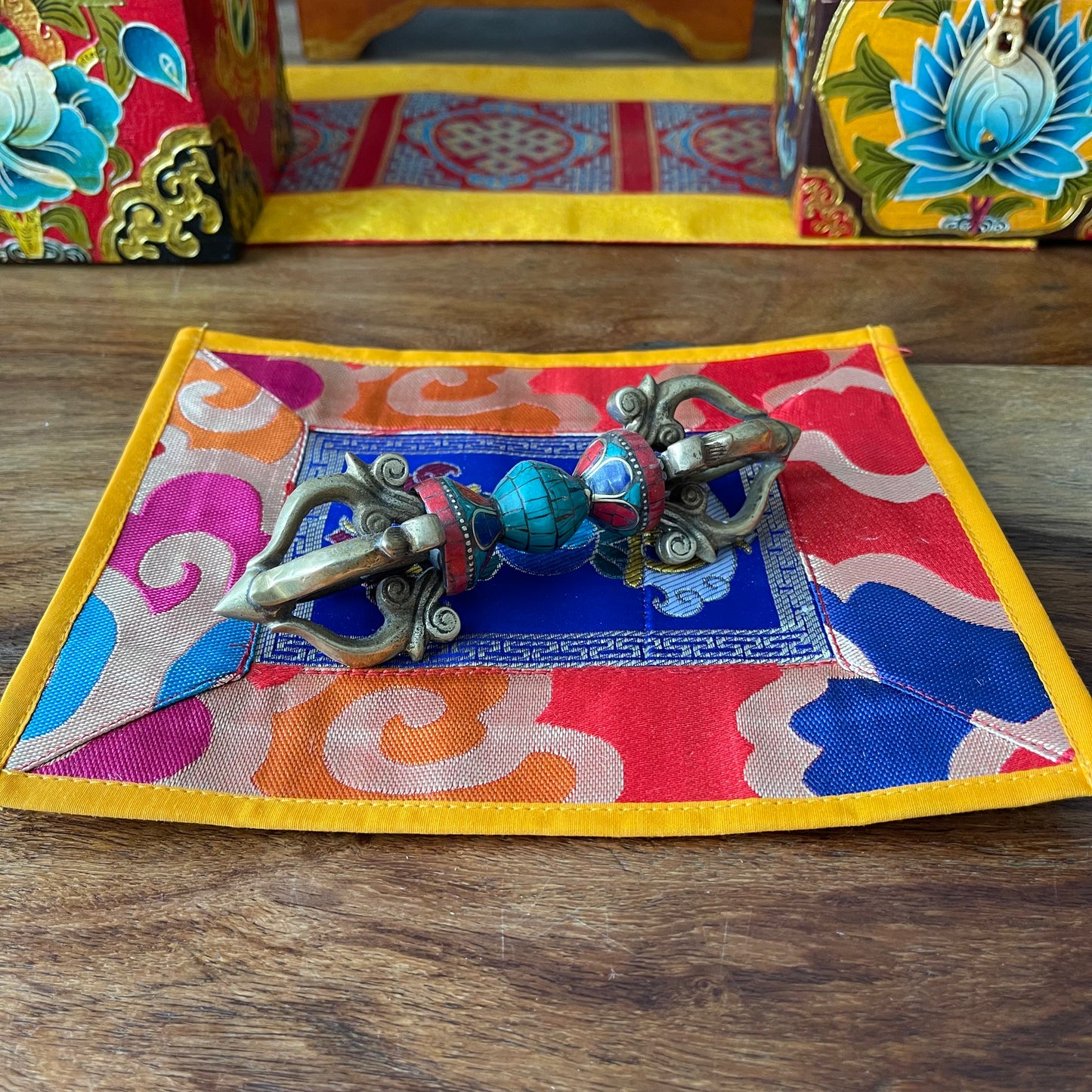 Altar cloth with dorje Yin Yang brocade 22 x 18 cm