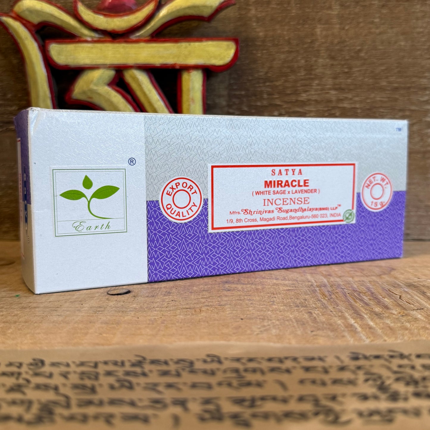 In the gentle rhythm of mindful breathing, the fragrance of Satya Earth – White Sage &amp; Lavender (Miracle) unfolds like a prayer to the senses. White sage, sacred to many traditions, sweeps away stagnant energy and restores spiritual clarity. Lavender, soft and floral, carries the heart into stillness, easing burdens and quieting restless thoughts.