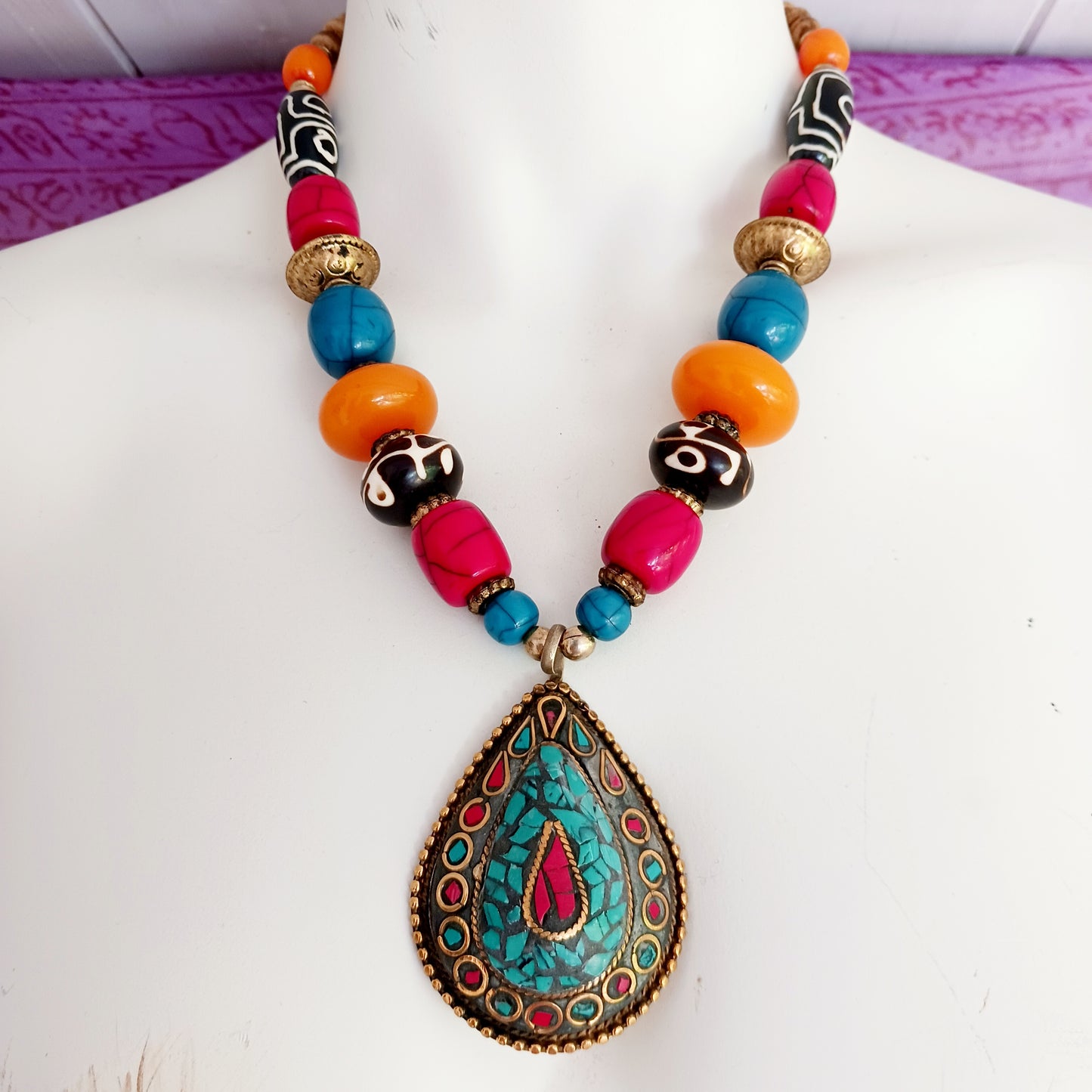 The beauty of the Himalayas is reflected in this striking Tibetan Dzi Bead Necklace.