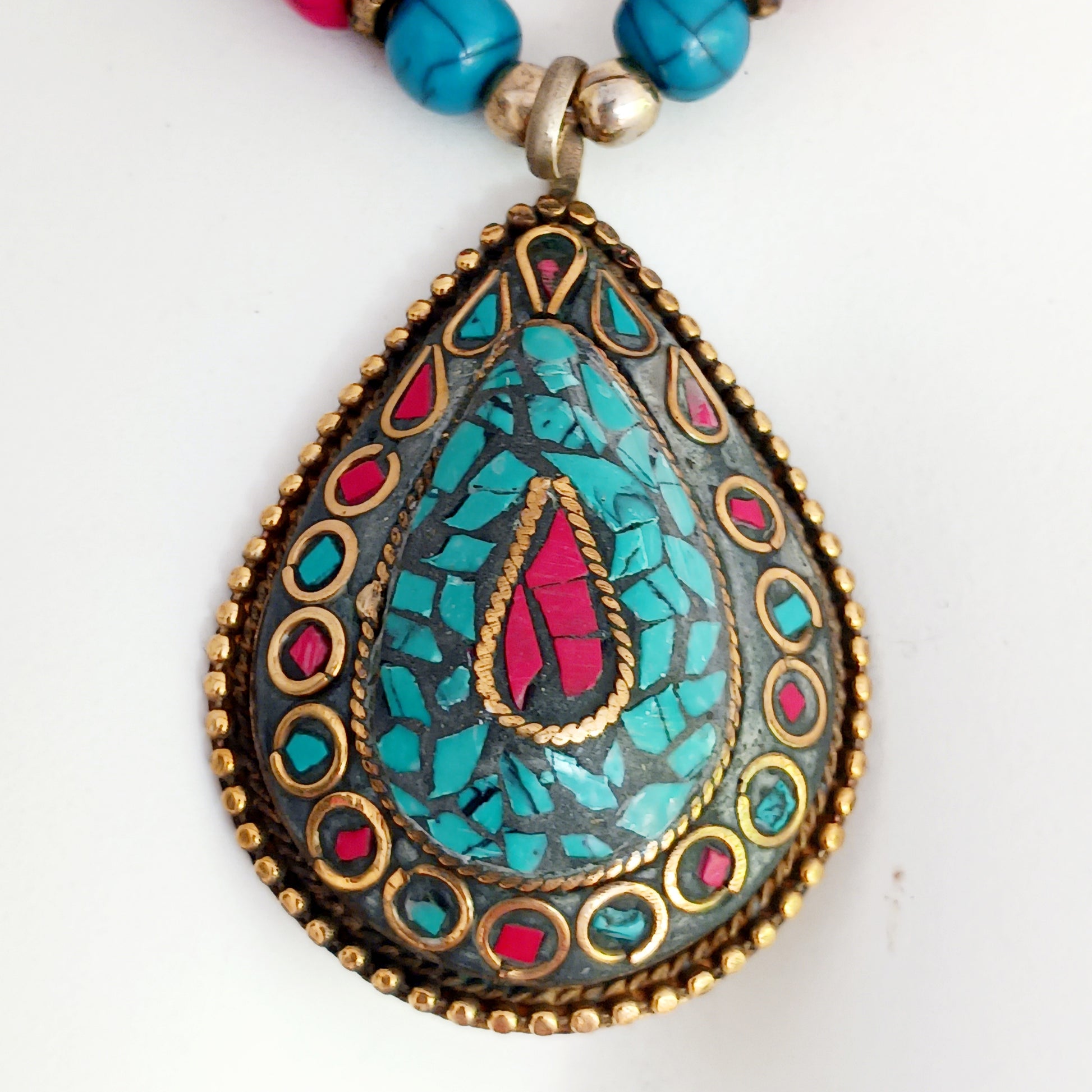 The beauty of the Himalayas is reflected in this striking Tibetan Dzi Bead Necklace.