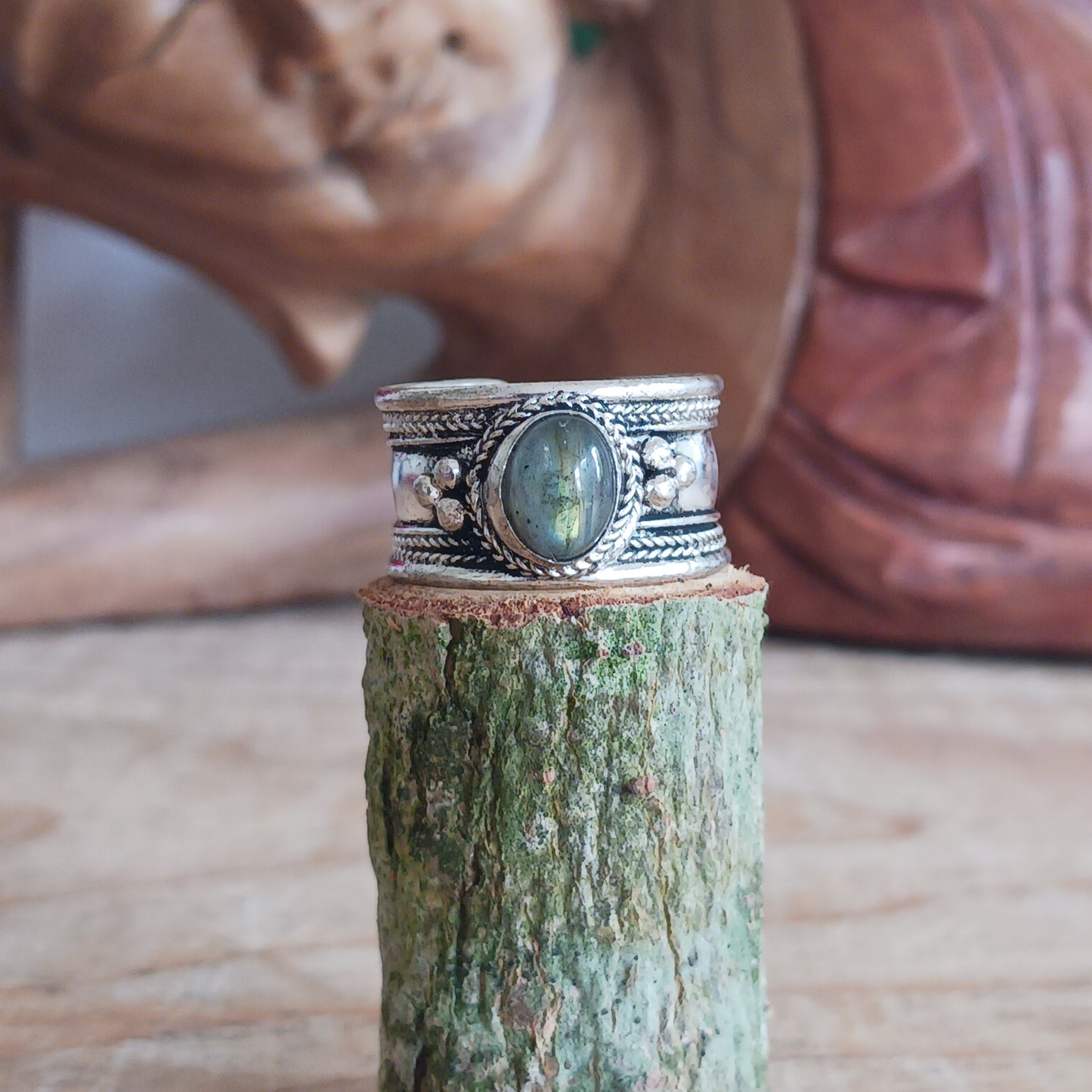 Nepalese white metal finger ring decorated with a Green Aventurine stone.