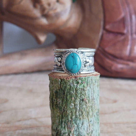 Nepalese White metal finger ring decorated with a Turquoise stone.