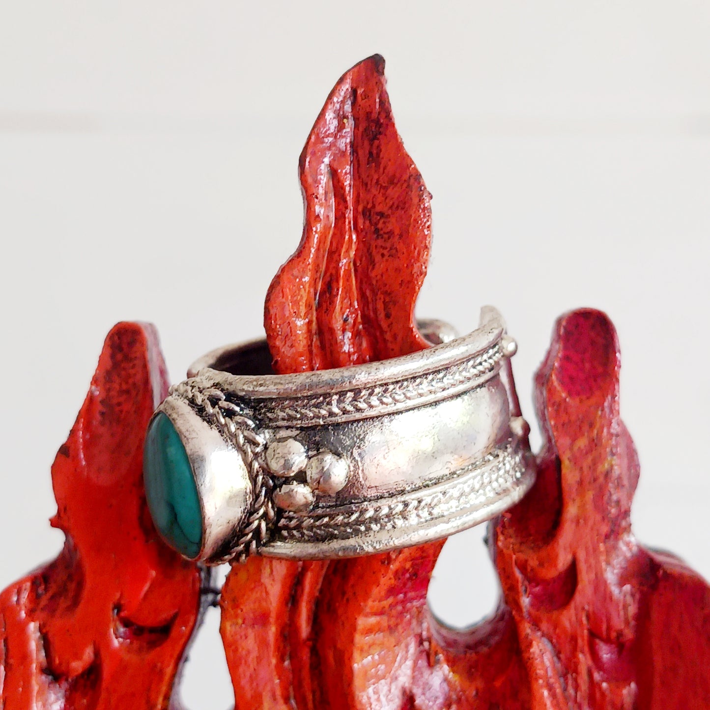 Nepalese White metal finger ring decorated with a Turquoise stone.