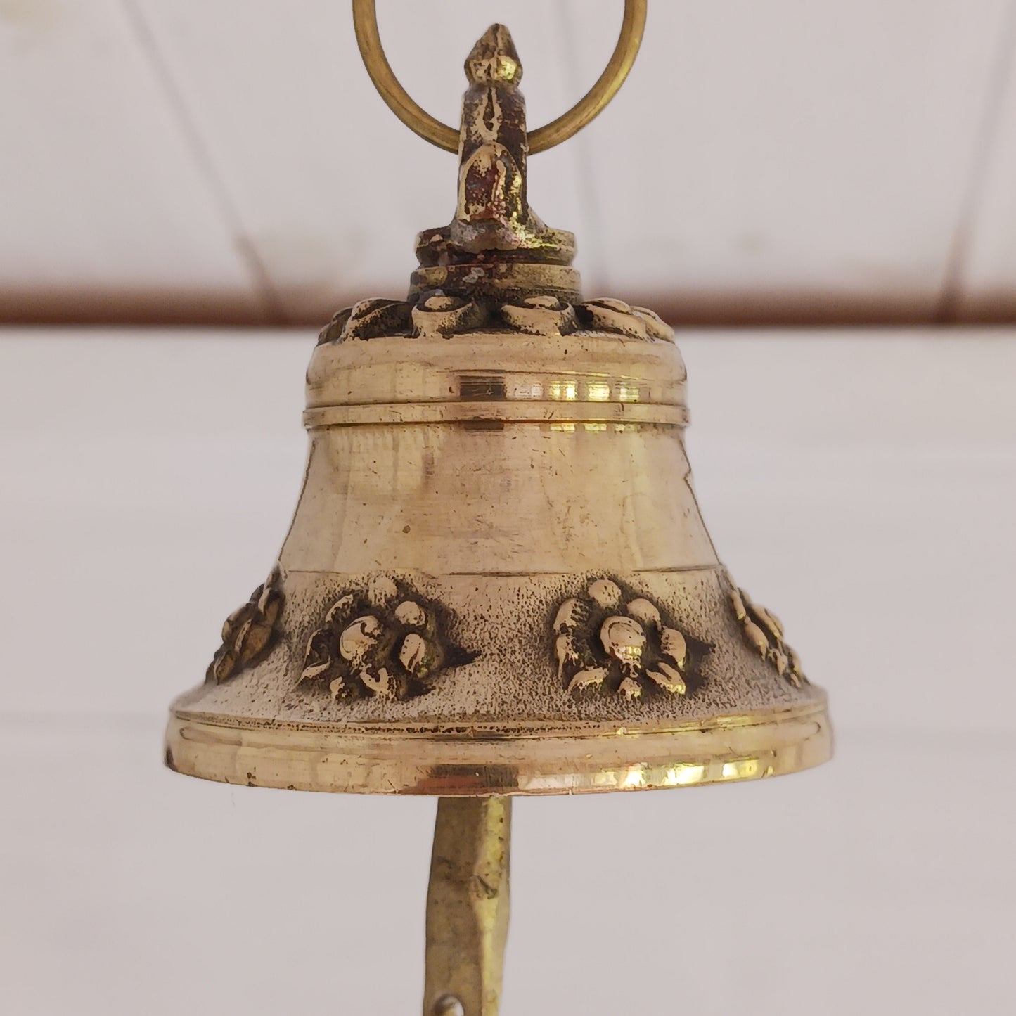 This hanging bell is made of brass in traditional Temple bell design, decorated with auspicious symbols and a brass bodhi leaf.&nbsp;