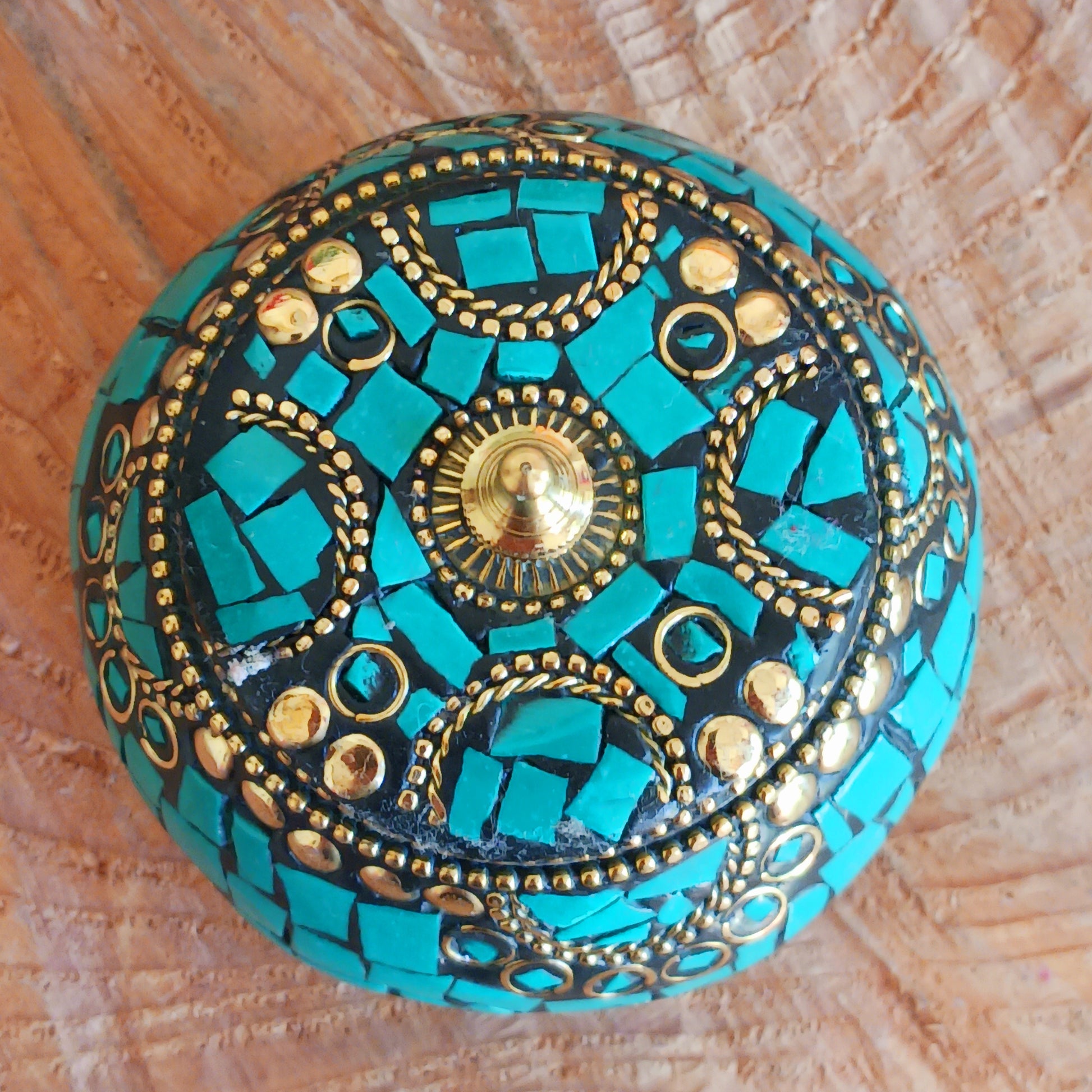 This beautiful handmade Tibetan jewellery box is a work of art and a great way to keep special pieces in your jewellery collection.&nbsp;