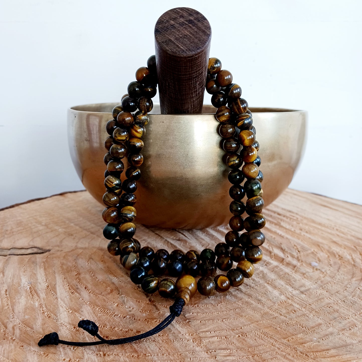 Tiger eye is a quartz mixed with iron compounds, which provide the distinctive striped effect. Tiger eye has a strong connection with the sun and the solar plexus. The stone is warming, uplifting and 'burns' negative influences. It revitalises and makes you feel more energetic.