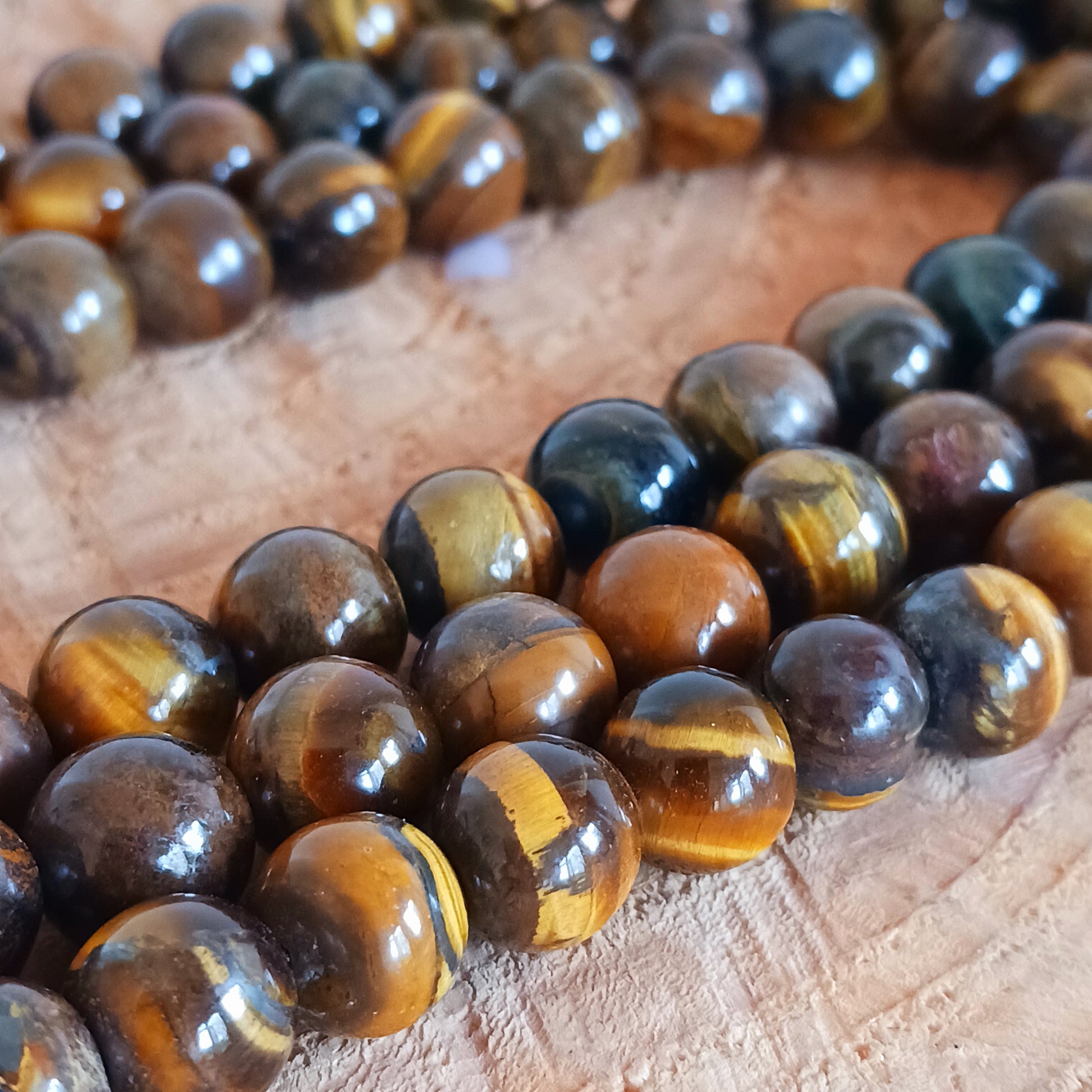 Tiger eye is a quartz mixed with iron compounds, which provide the distinctive striped effect. Tiger eye has a strong connection with the sun and the solar plexus. The stone is warming, uplifting and 'burns' negative influences. It revitalises and makes you feel more energetic.