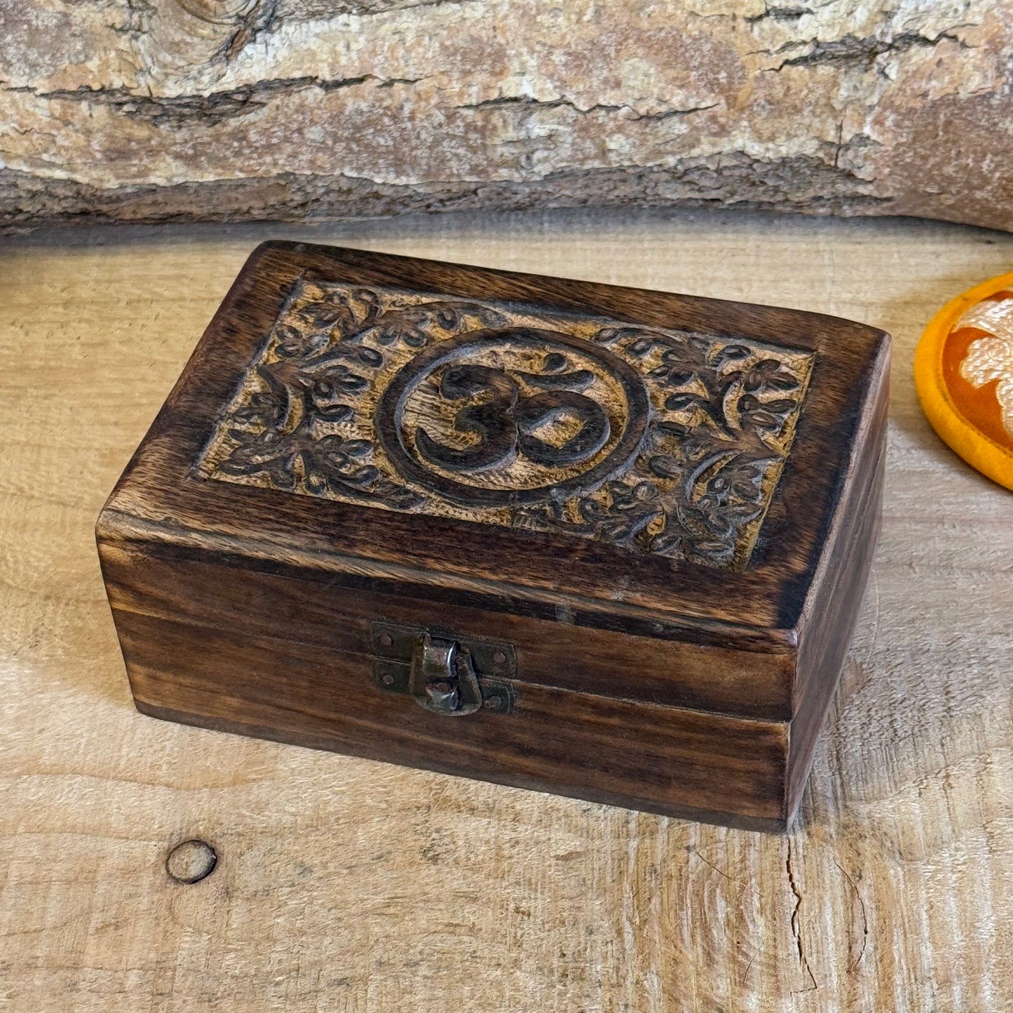 Square Wooden Keepsake Box - Om

Celebrate the elegance of hand-carved craftsmanship with this delightful mango wood keepsake box, crafted in India. Perfect for safeguarding your trinkets, jewelry, or special keepsakes, this box brings together beauty and practicality.