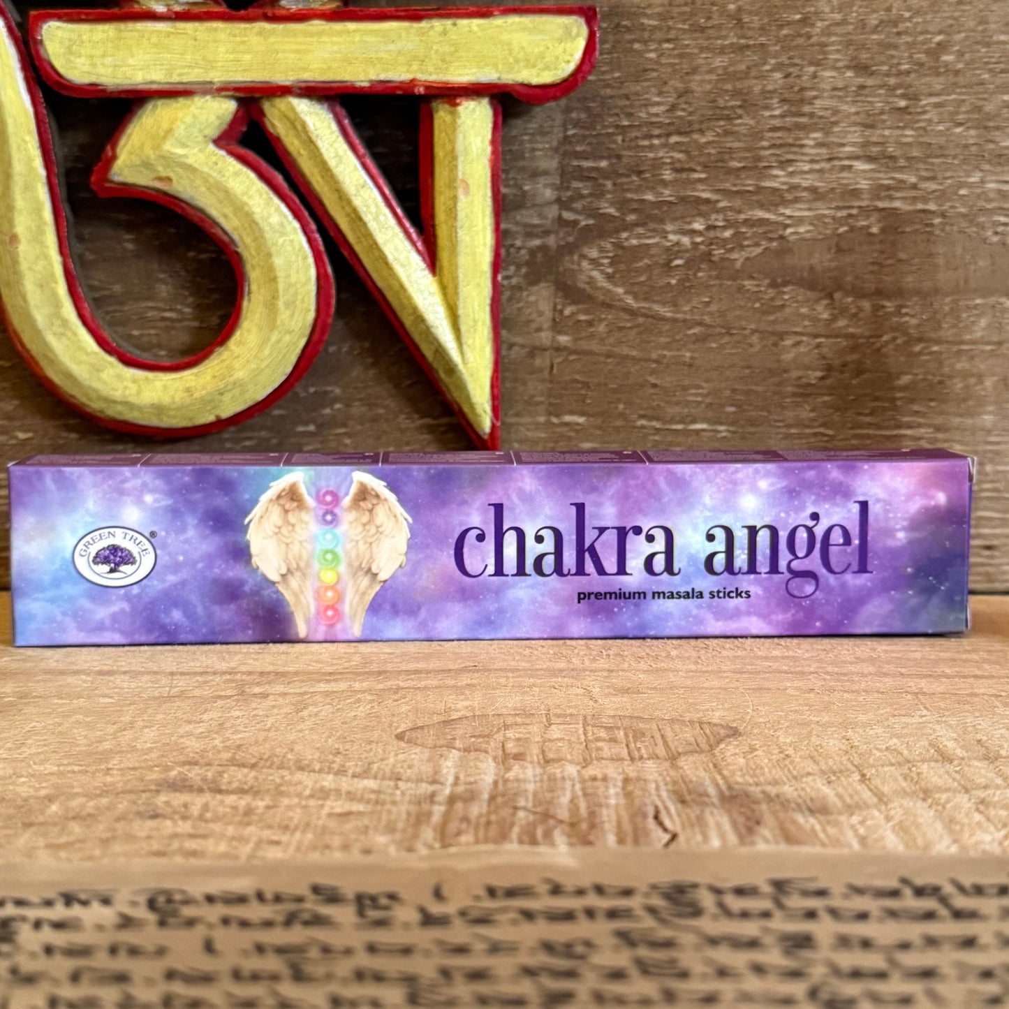 Bring balance to your energy and awaken higher awareness with Green Tree Chakra Angel Hand Rolled Natural Incense Sticks. Handcrafted in India using traditional methods, these incense sticks are created to harmonize the Crown Chakra (Sahasrara)—the seventh chakra, located at the crown of the head, associated with wisdom, connection, and enlightenment.