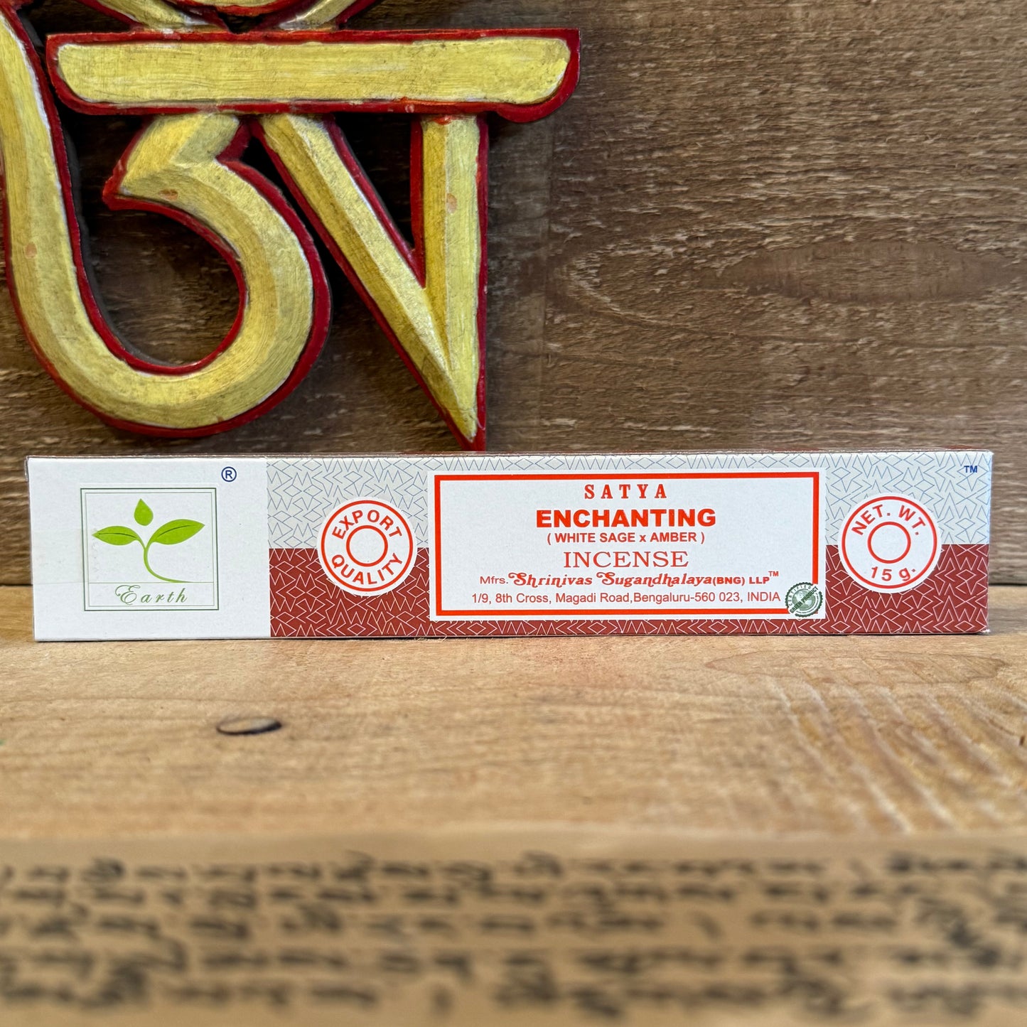 Like the soft glow of an ancient temple lamp, Satya Earth – White Sage &amp; Amber (Enchanting) warms the spirit and clears the path for peace. White sage, honoured across generations for its cleansing and healing powers, gently purifies both space and mind. Amber, with its deep, resinous sweetness, wraps the senses in a subtle embrace, bringing comfort, focus, and a quiet joy.