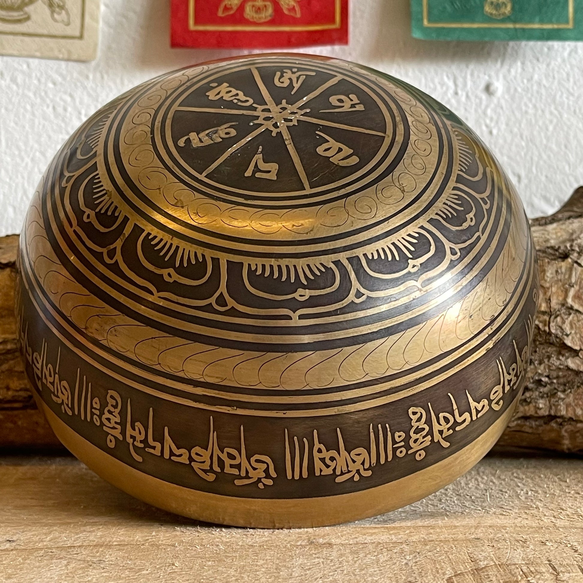 Handmade singing bowl from Nepal. Decorated beautifully with a.o. Om Mani Pad Me Hum mantra, on both inside and outside. Has a clear sound with a rich palette of overtones.  Handmade singing bowl made of copper, tin and 8 noble metals (Ag, Ni, Cd, Ru, Pd, Pt, Cr, Mn).This is a Unique item, the bowl pictured is the one you'll receive.  size 15.5 cm&nbsp; weight 861gm