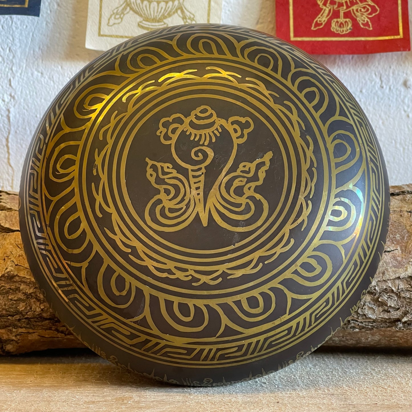 Tibetan singing bowls have been used for centuries for meditation and healing by restoring harmony of the body, mind and soul.  Depiction of Buddha in the center and the Om Mani Padme Hum mantra in Sanskrit on the outside 🕉