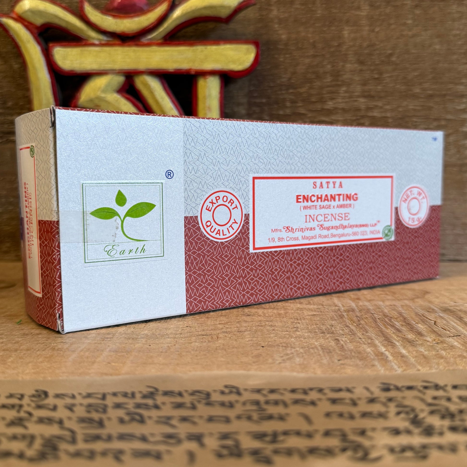 Like the soft glow of an ancient temple lamp, Satya Earth – White Sage &amp; Amber (Enchanting) warms the spirit and clears the path for peace. White sage, honoured across generations for its cleansing and healing powers, gently purifies both space and mind. Amber, with its deep, resinous sweetness, wraps the senses in a subtle embrace, bringing comfort, focus, and a quiet joy.