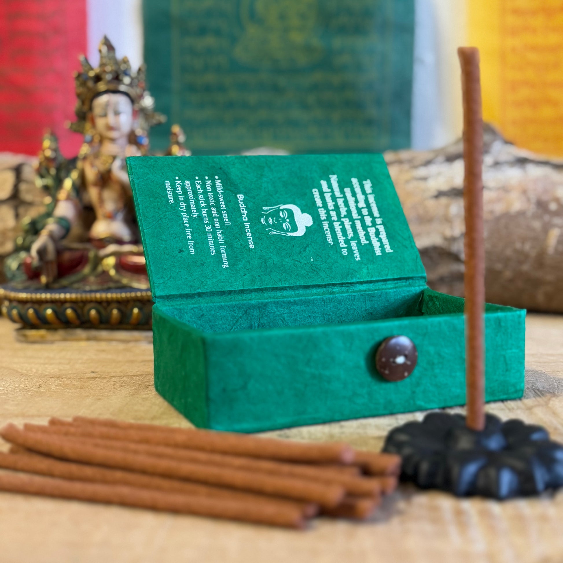 Discover the perfect gift with our jasmine incense set. Includes 30 mini sticks (30-min burn time each), a handcrafted flower-shaped clay holder, and a handmade lokta paper box. Ideal for relaxation and gifting!