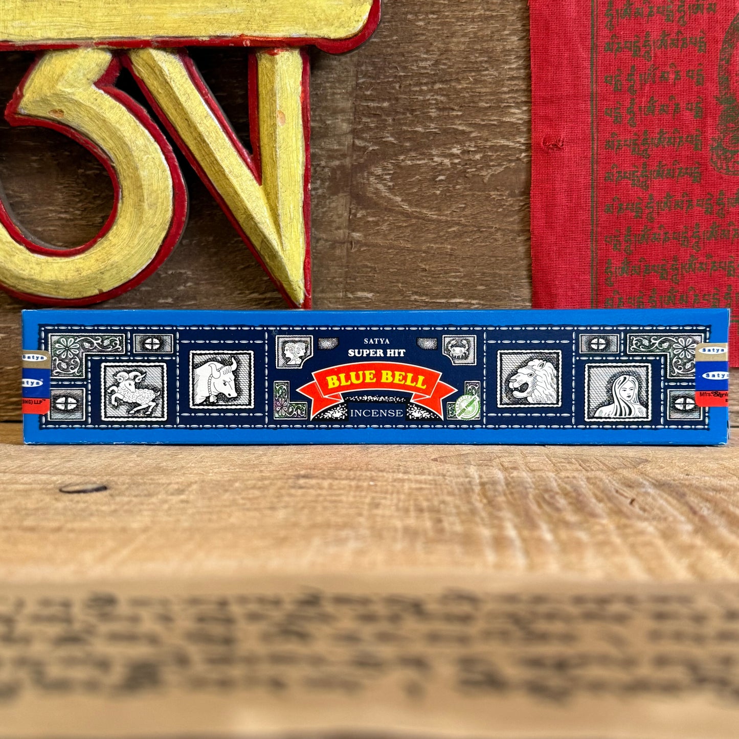 Experience the serene fragrance of Satya Super Hit Blue Bell Incense, lovingly crafted by the Shrinivas Sugandhalaya Nag Champa Collection. Built on a grounding sandalwood base and infused with delicate floral oils, Blue Bell carries a gentle, uplifting aroma that soothes the mind and restores balance.