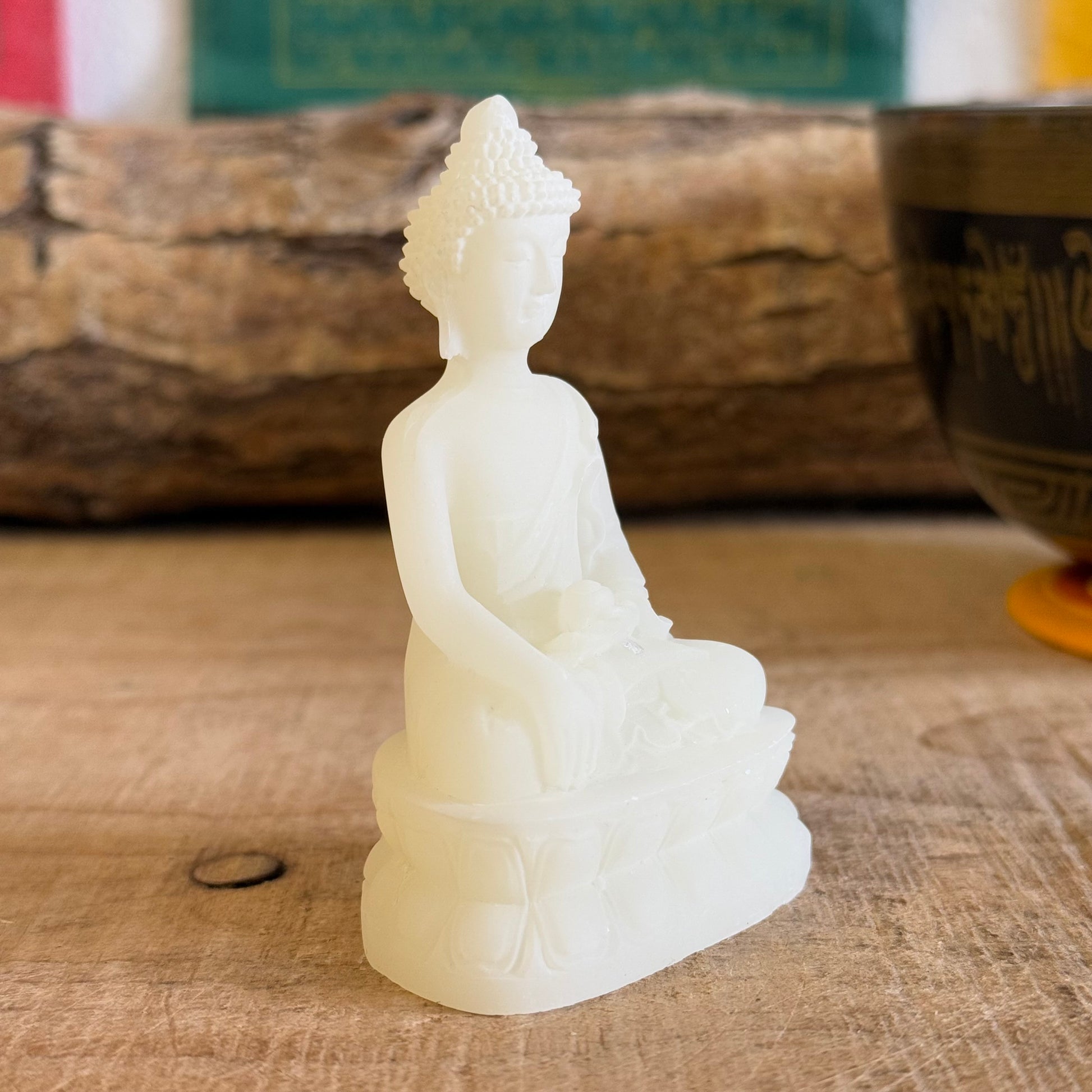 Discover the Bhumisparsha Buddha Statue, symbolizing enlightenment and inner strength. Made from durable polyresin, this 8.5cm figurine is perfect for meditation spaces and spiritual decor