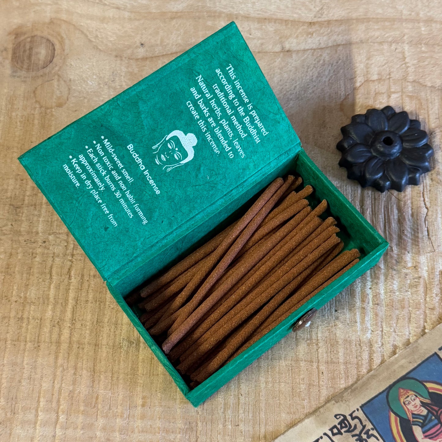 Discover the perfect gift with our jasmine incense set. Includes 30 mini sticks (30-min burn time each), a handcrafted flower-shaped clay holder, and a handmade lokta paper box. Ideal for relaxation and gifting!