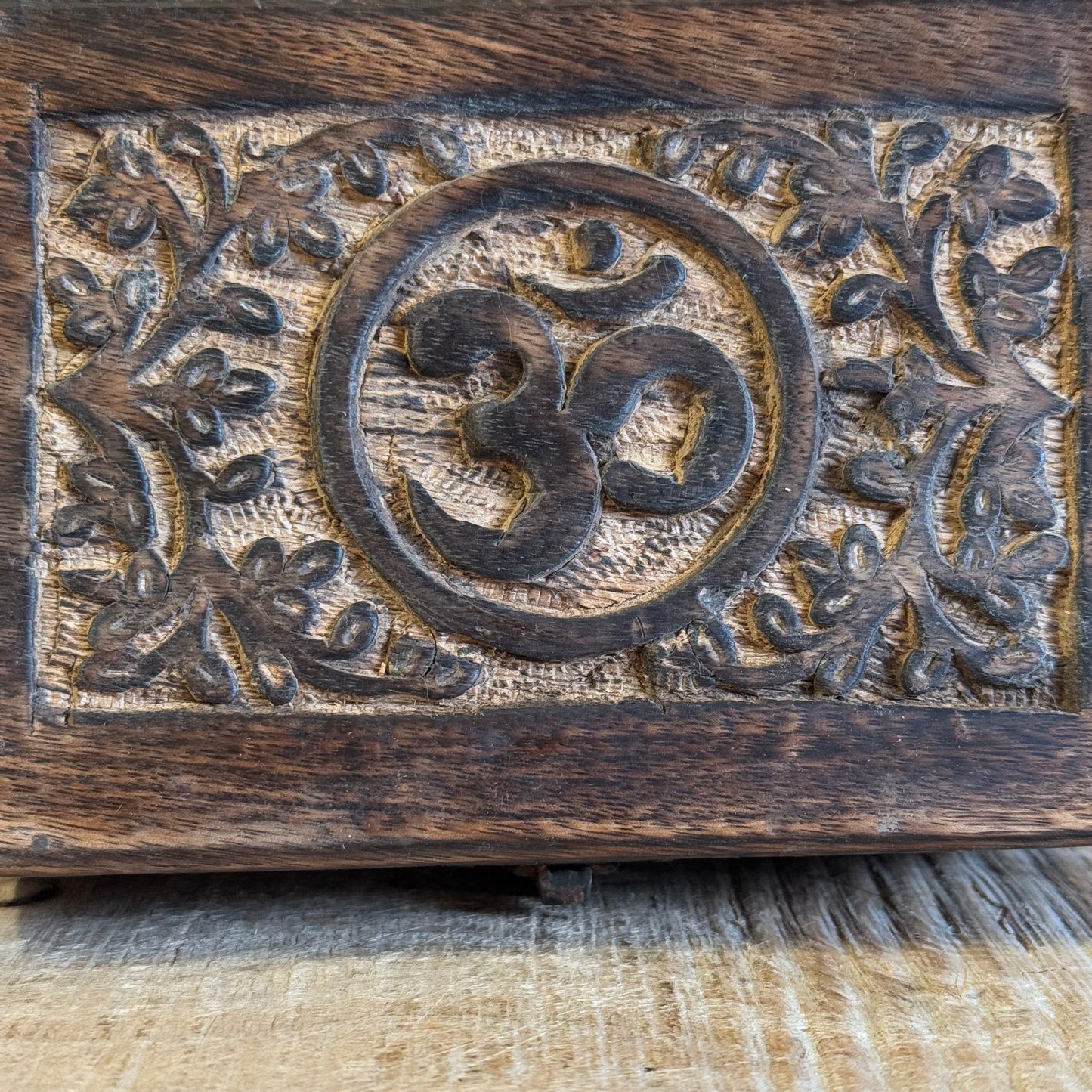 Square Wooden Keepsake Box - Om

Celebrate the elegance of hand-carved craftsmanship with this delightful mango wood keepsake box, crafted in India. Perfect for safeguarding your trinkets, jewelry, or special keepsakes, this box brings together beauty and practicality.