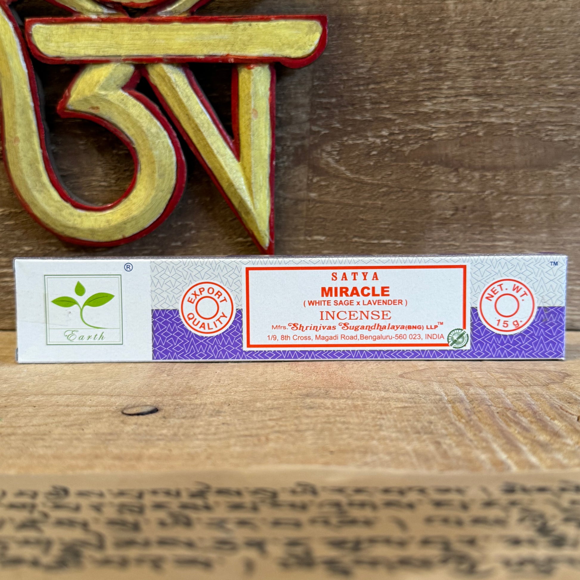 In the gentle rhythm of mindful breathing, the fragrance of Satya Earth – White Sage &amp; Lavender (Miracle) unfolds like a prayer to the senses. White sage, sacred to many traditions, sweeps away stagnant energy and restores spiritual clarity. Lavender, soft and floral, carries the heart into stillness, easing burdens and quieting restless thoughts.