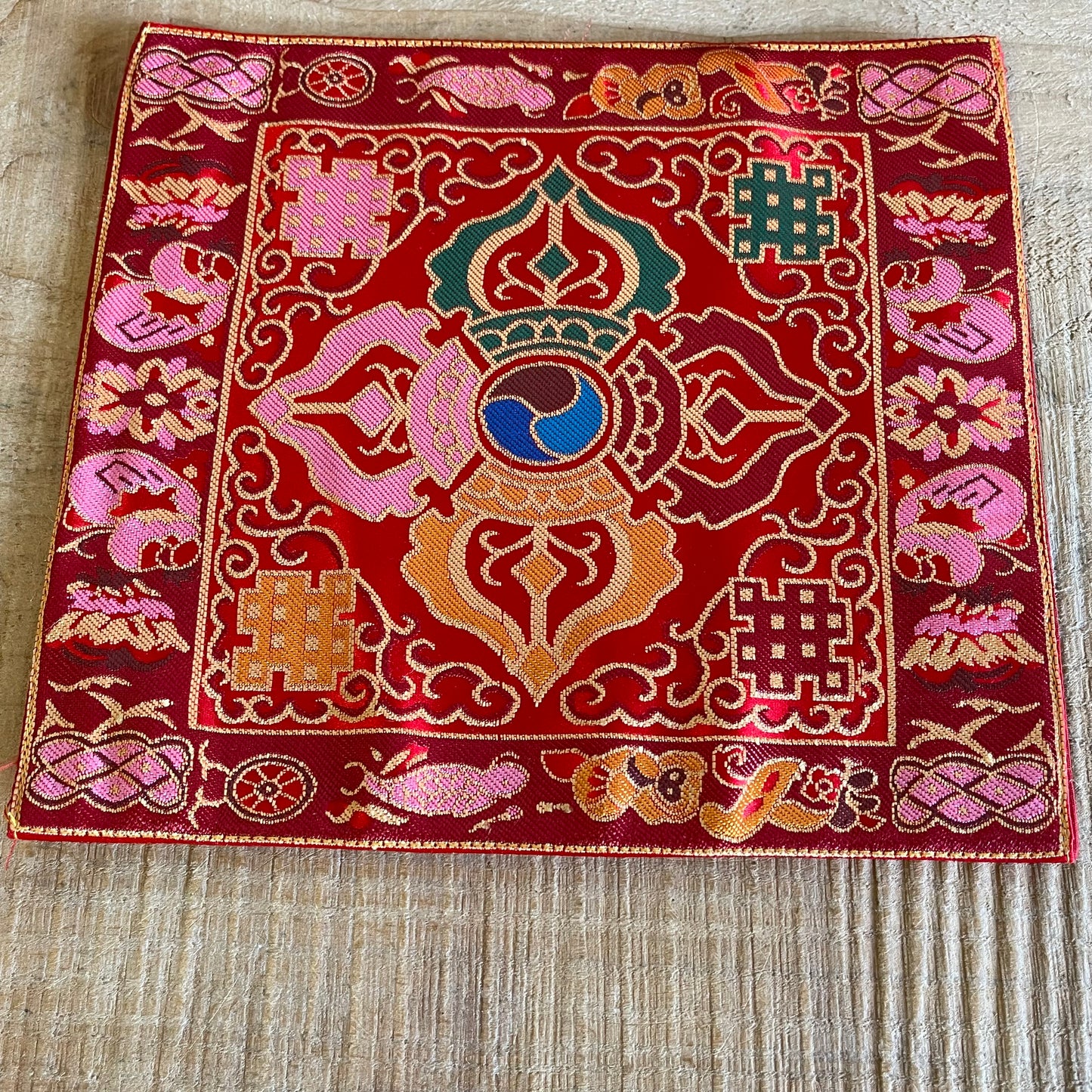 Altar cloth with Double Dorje Brocade 22 x 22cm