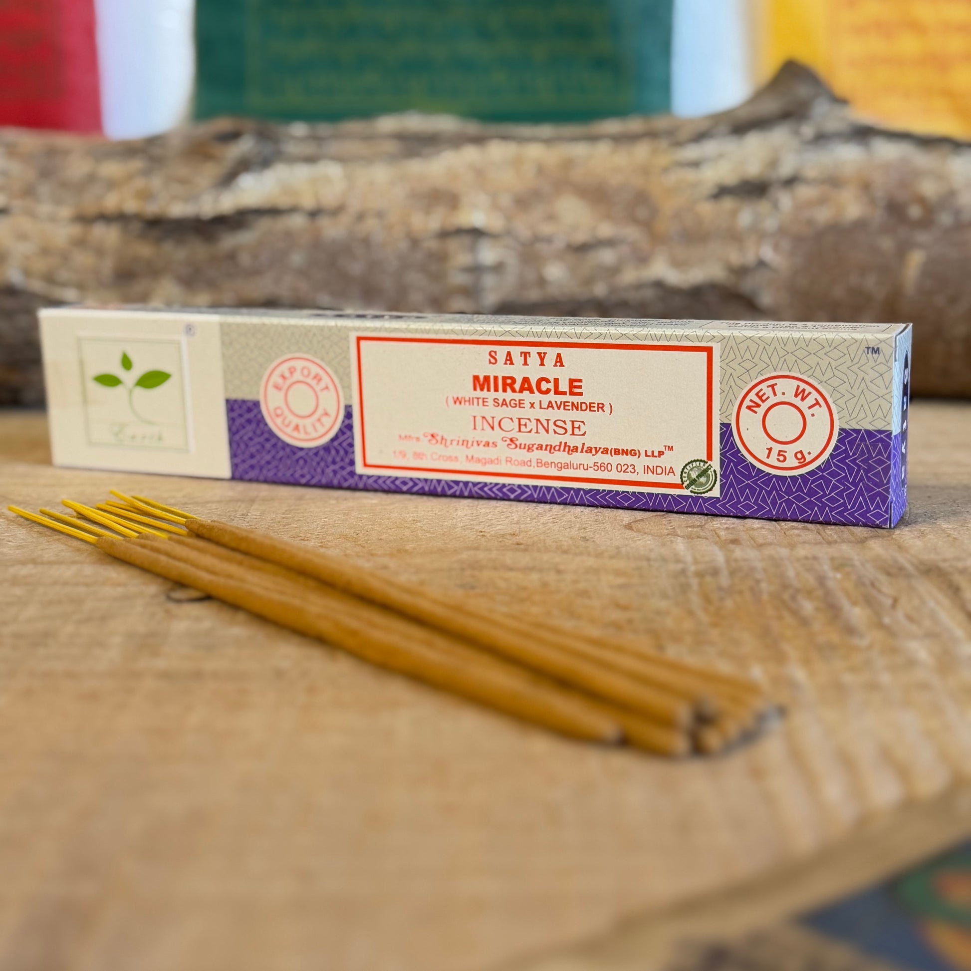 Satya Earth Miracle Incense invites you to experience the spiritual union of white sage and lavender. This exceptional blend combines the purifying and grounding properties of sacred white sage with the calming and floral sweetness of lavender, creating a peaceful and harmonious atmosphere.