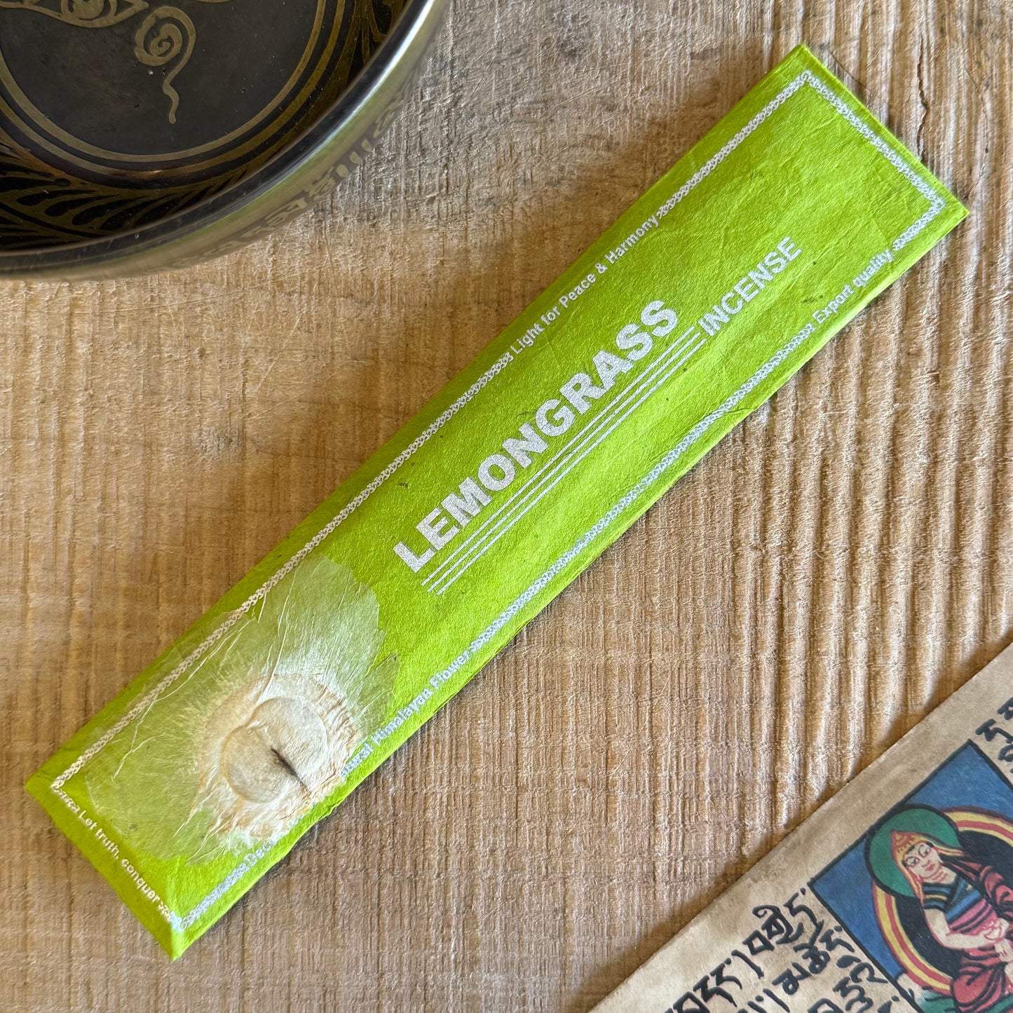 Handmade Eco-Friendly Lemongrass &amp; Himalayan Herb Incense – 15 Sticks

Immerse yourself in the rich, refreshing aroma of lemongrass flora and high-altitude Himalayan herbs with this handcrafted Indian-style incense. Carefully hand-rolled in Nepal using traditional techniques, these incense sticks deliver a pure, long-lasting fragrance that soothes the senses, uplifts the spirit, and purifies your space.