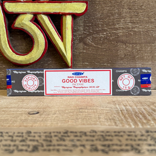 Satya Good Vibes Incense is a joyful fragrance from the celebrated Nag Champa Collection, hand-rolled by the Shrinivas Sugandhalaya family in India. Built on a pure sandalwood base and blended with uplifting floral and herbal notes, this incense is designed to elevate mood, balance energy, and create a harmonious atmosphere.