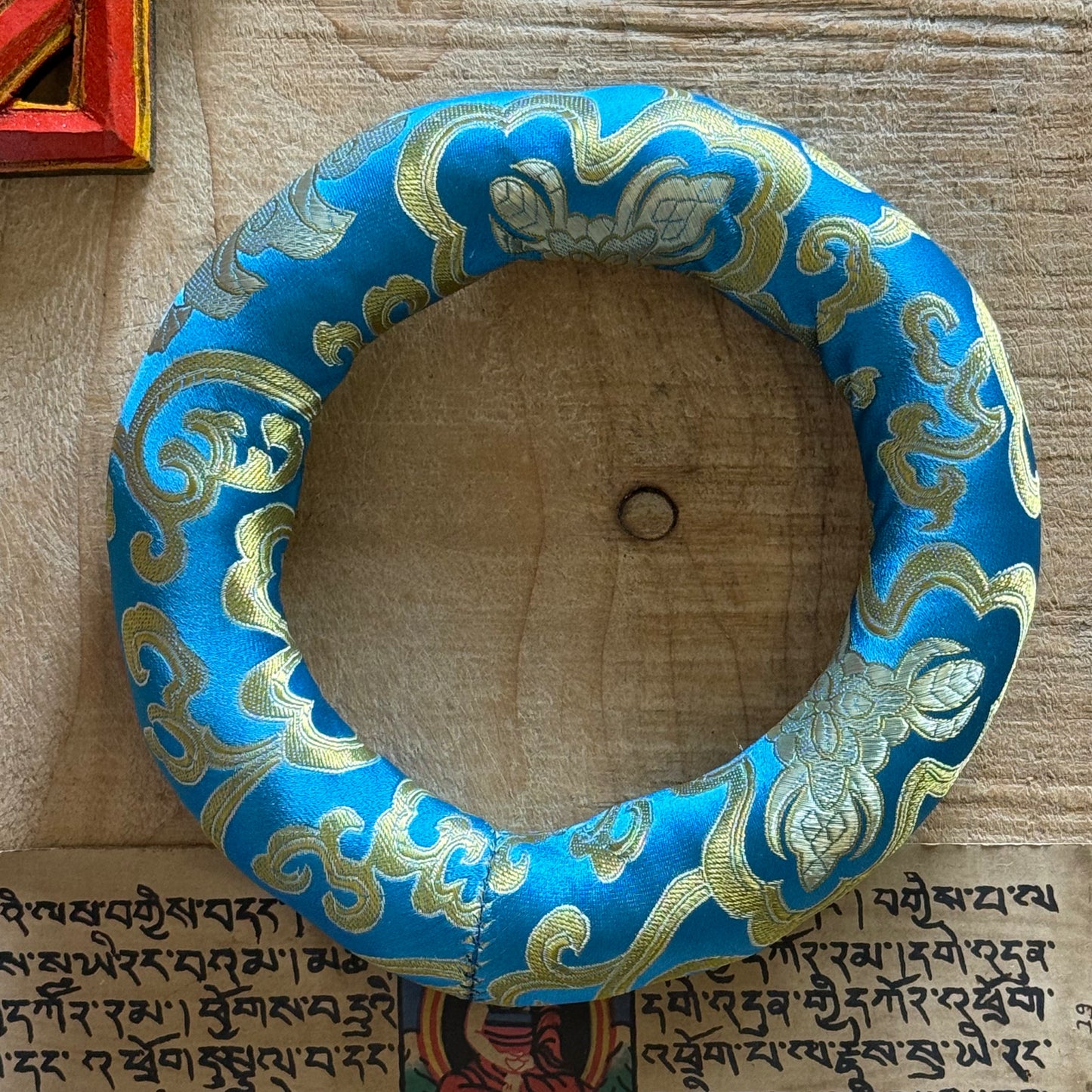 18cm Singing Bowl Cushion – Brocade Ring for Singing Bowls

Elegant 18cm doughnut cushion cradles singing bowls in style. Ideal for healers & spiritual practice. Fits small to medium bowls. Shop at Buddha-Buddha.com