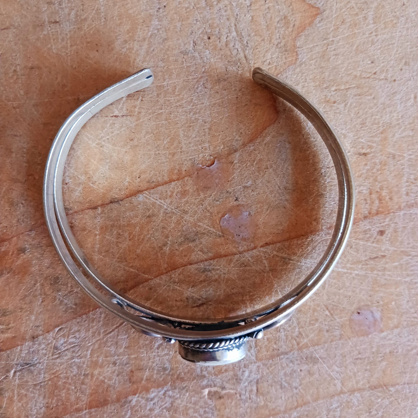 This white metal Yin Yang bracelet has been carefully hand crafted in local Nepalese workshops by skilled artisans. Each piece is individual its presented in a hand made traditional pouch. The pouches were designed to both utilize fabric left after garment production and to generate household employment for Nepali women. The production of these pouches began over 30 years ago and now 15-20 women are in continuous work within this project.