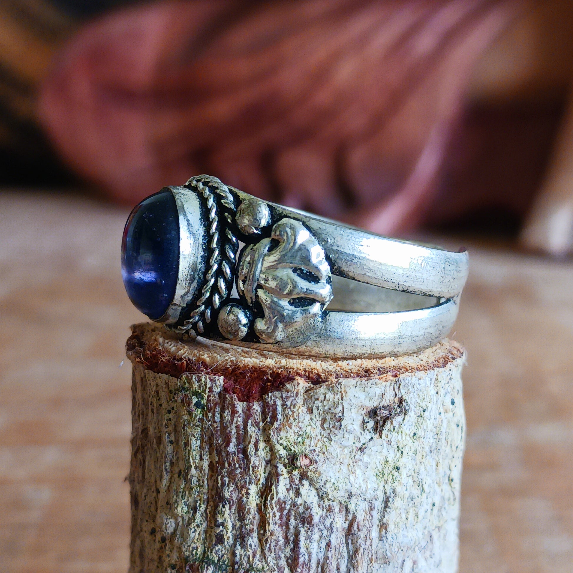 Discover timeless Himalayan craftsmanship with this Nepalese white metal finger ring, beautifully decorated with a genuine amethyst stone. Each ring is entirely handmade in the Himalayas by skilled Nepalese artisans, making every piece truly unique.