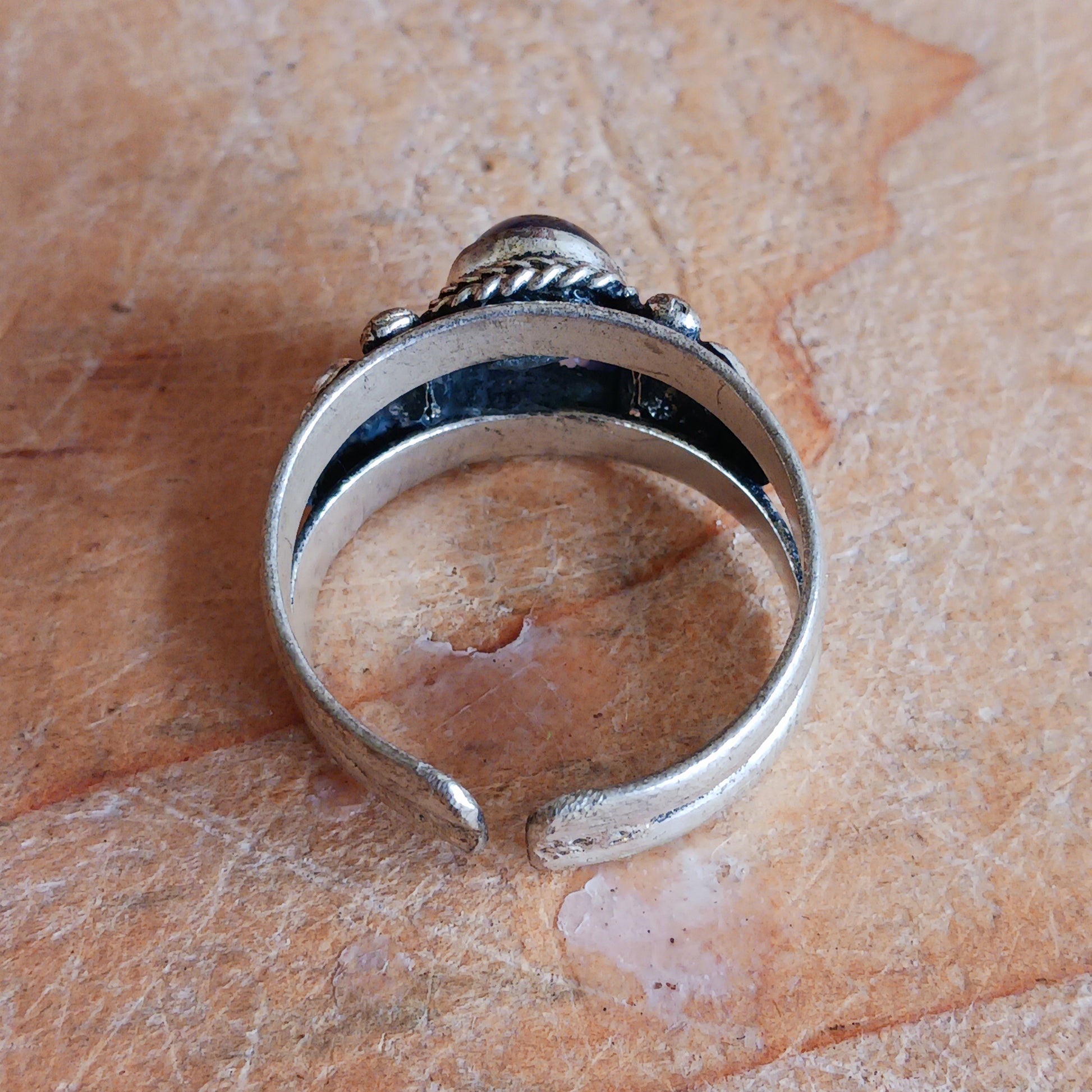 Discover timeless Himalayan craftsmanship with this Nepalese white metal finger ring, beautifully decorated with a genuine amethyst stone. Each ring is entirely handmade in the Himalayas by skilled Nepalese artisans, making every piece truly unique.