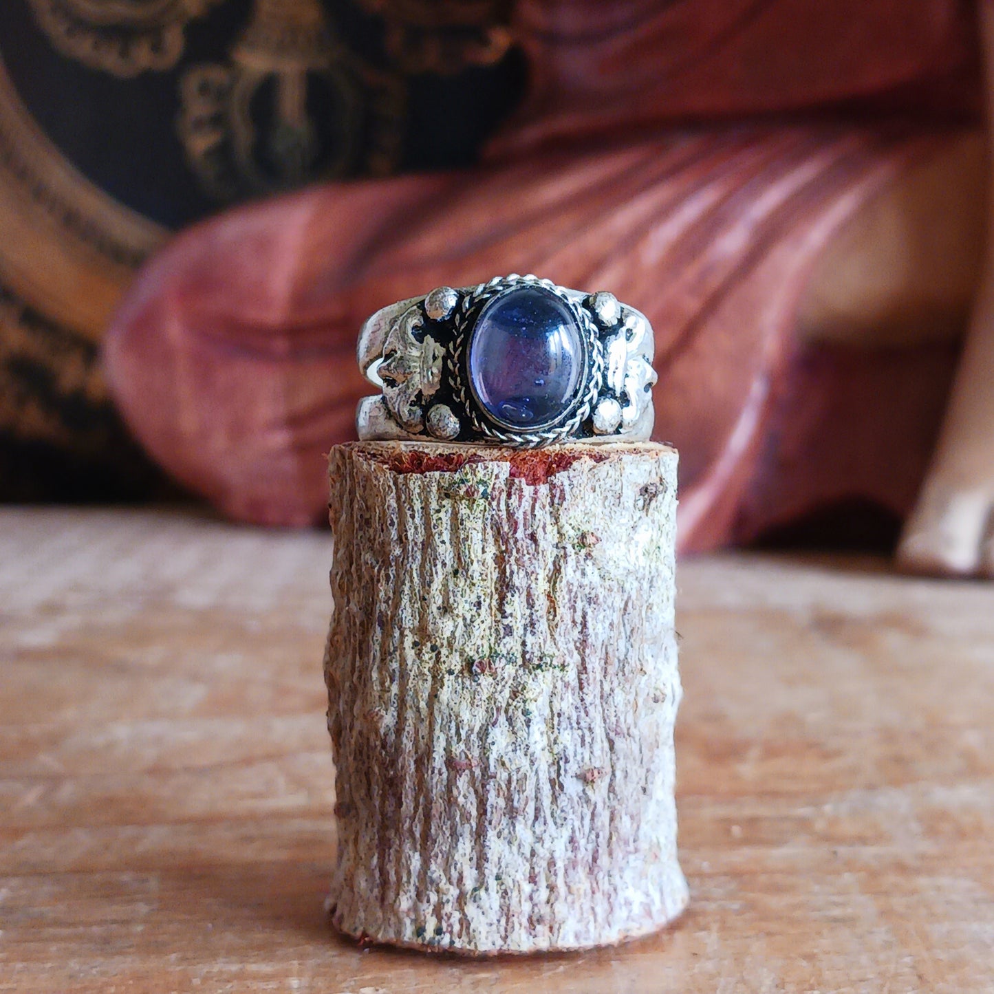 Discover timeless Himalayan craftsmanship with this Nepalese white metal finger ring, beautifully decorated with a genuine amethyst stone. Each ring is entirely handmade in the Himalayas by skilled Nepalese artisans, making every piece truly unique.