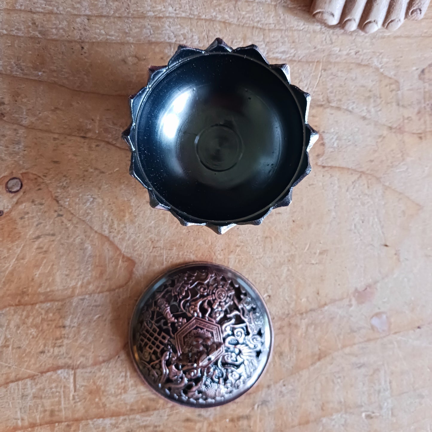 Invite calm and beauty into your sacred space with our Elegant Lotus Incense Burner. Thoughtfully shaped like a blooming lotus—the symbol of purity and spiritual awakening—this burner features a removable cap adorned with traditional Tibetan Auspicious Symbols, calling in harmony, luck, and protection with every use.