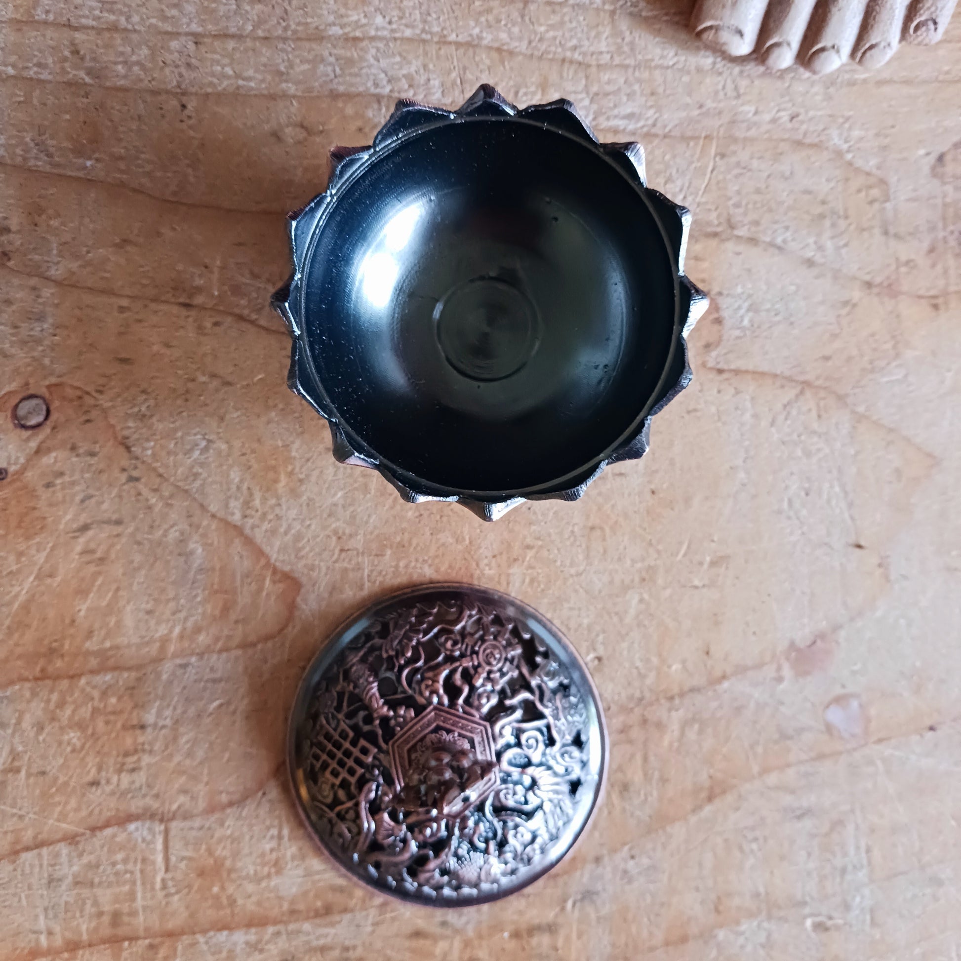 Invite calm and beauty into your sacred space with our Elegant Lotus Incense Burner. Thoughtfully shaped like a blooming lotus—the symbol of purity and spiritual awakening—this burner features a removable cap adorned with traditional Tibetan Auspicious Symbols, calling in harmony, luck, and protection with every use.