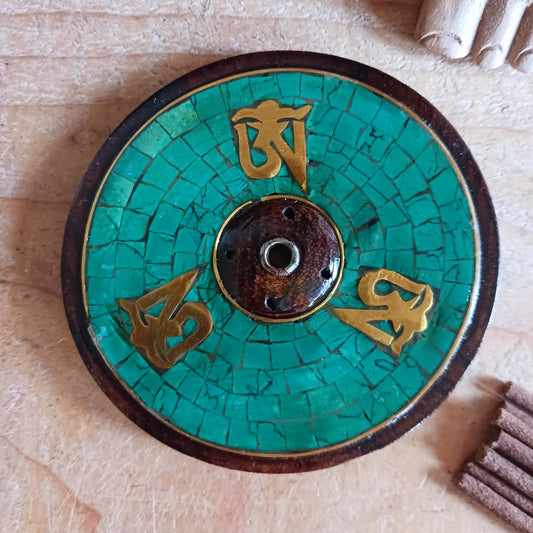 Elevate your meditation, yoga, or relaxation rituals with this hand-crafted Tibetan Om Wooden Incense Burner, skilfully made in Nepal under Fairtrade guidelines. Designed with the sacred Om symbol, this incense holder embodies harmony, mindfulness, and spiritual protection.