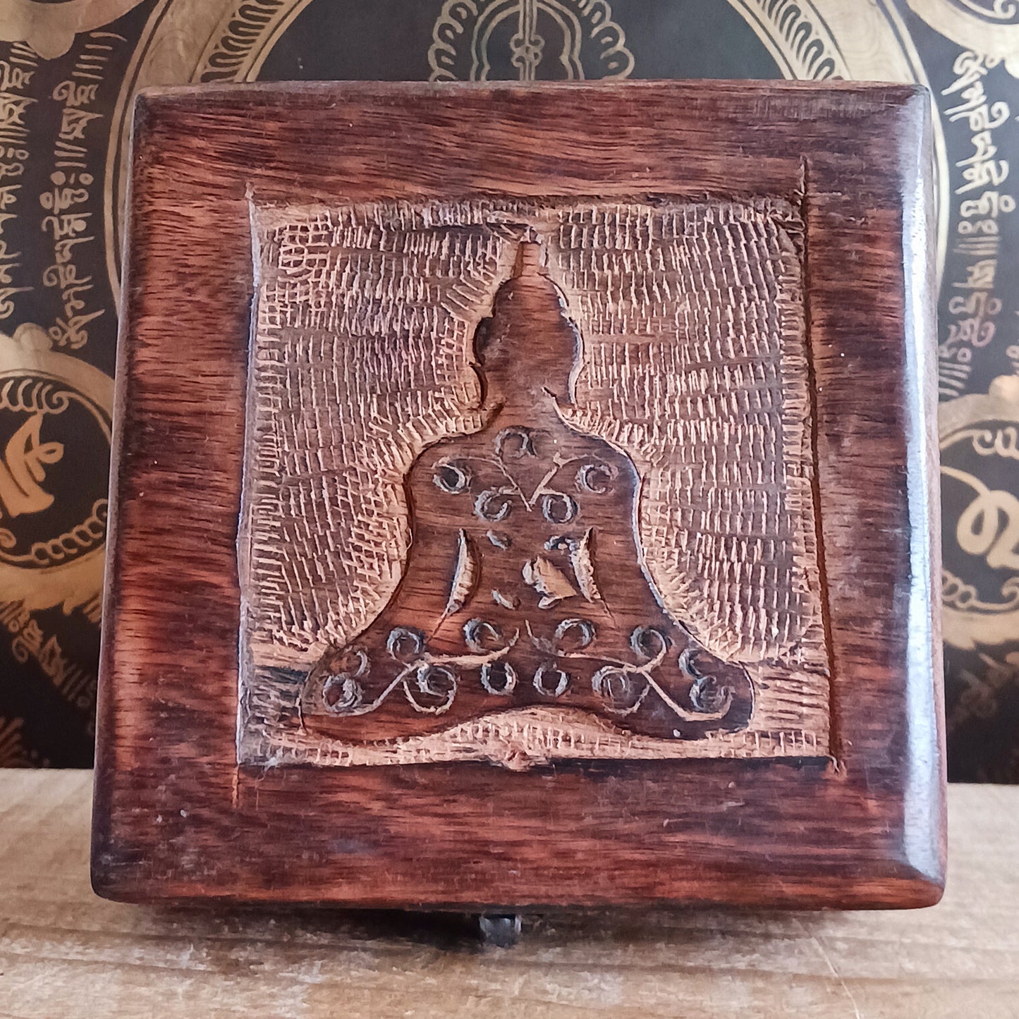 Discover the beauty of handcrafted artistry with this lovely mango wood box, hand-carved in India. Perfect for storing trinkets, jewellery, and cherished keepsakes, this box combines charm and functionality with its unique design and sturdy construction.