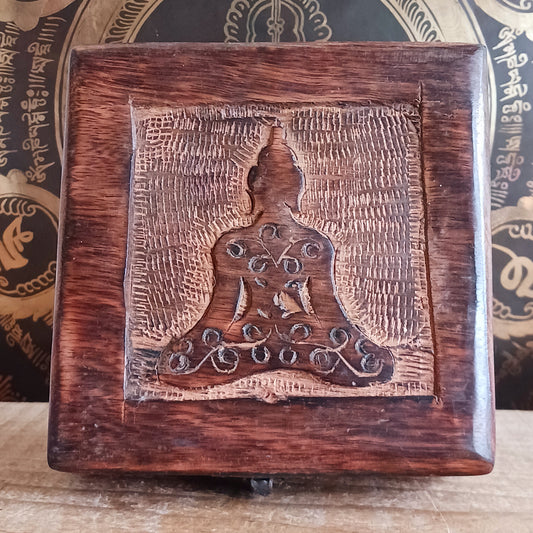 Discover the beauty of handcrafted artistry with this lovely mango wood box, hand-carved in India. Perfect for storing trinkets, jewellery, and cherished keepsakes, this box combines charm and functionality with its unique design and sturdy construction.