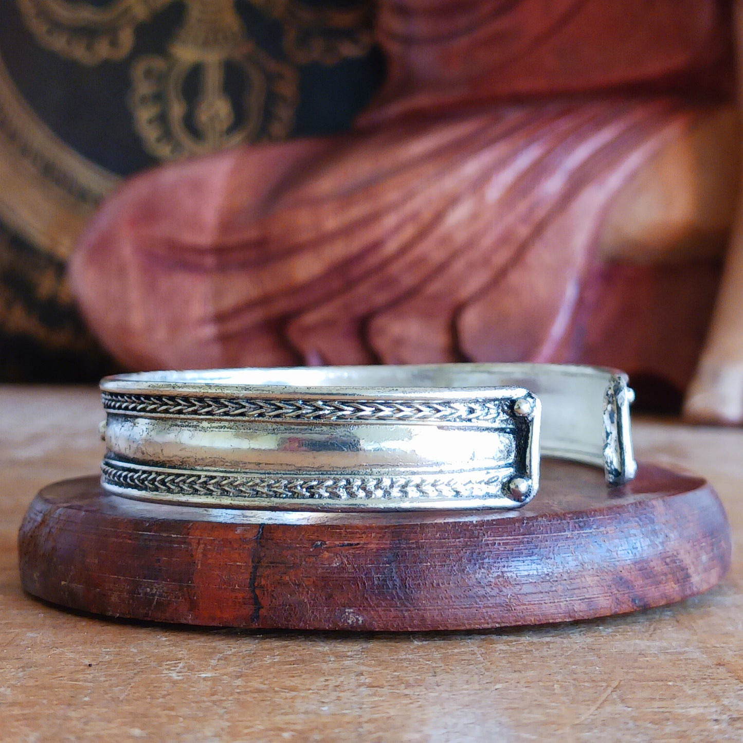 This turquoise stone Tibetan bracelet is a beautifully handcrafted piece of jewellery made using traditional tools and techniques in Nepal. Its simple yet elegant design highlights a single turquoise stone at the centre, symbolizing protection, balance, and natural beauty.