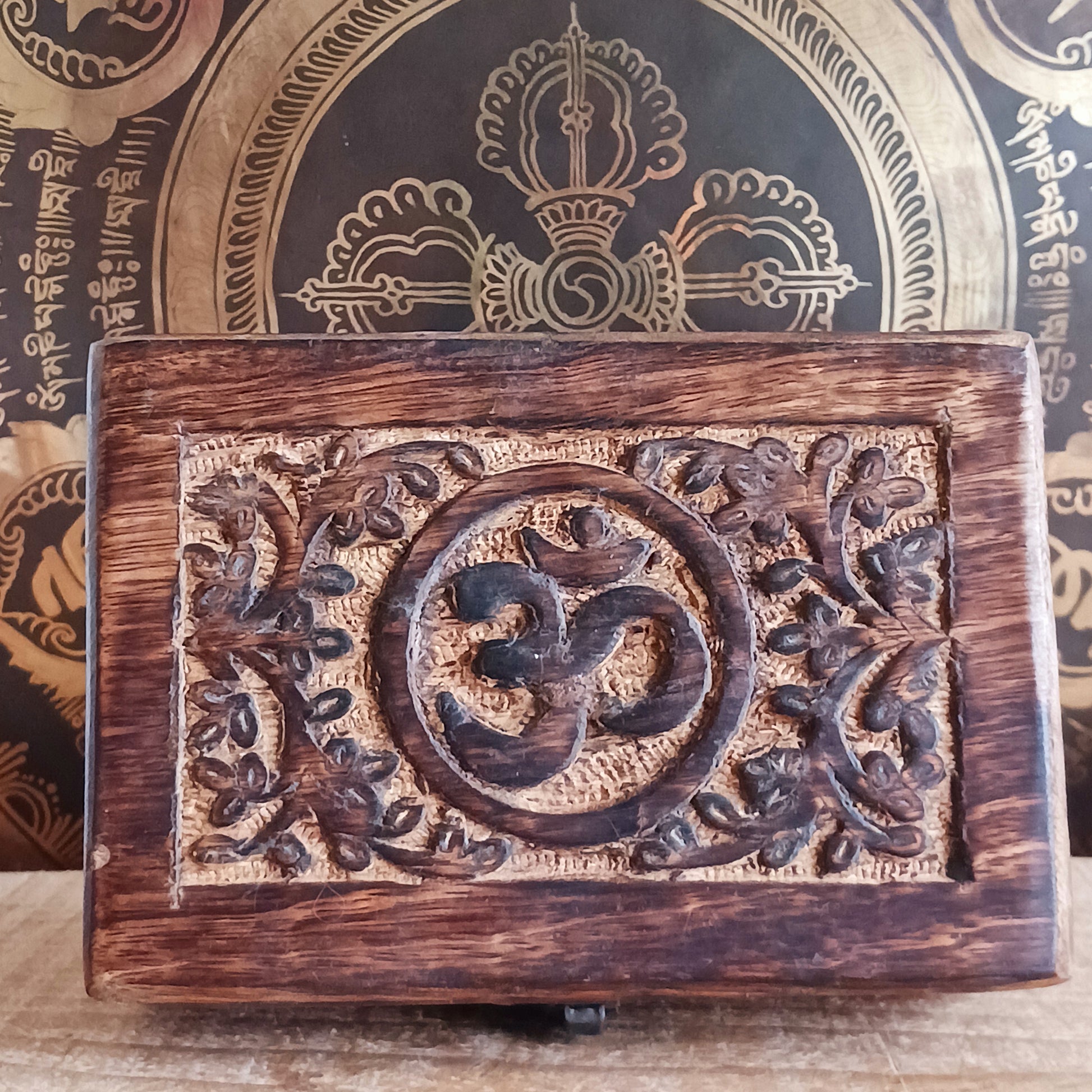 Celebrate the elegance of hand-carved craftsmanship with this Wooden Keepsake Box Om, made from sustainably sourced mango wood in India. The intricate Om design embodies spiritual harmony, making it perfect for storing jewellery, trinkets, or cherished keepsakes.