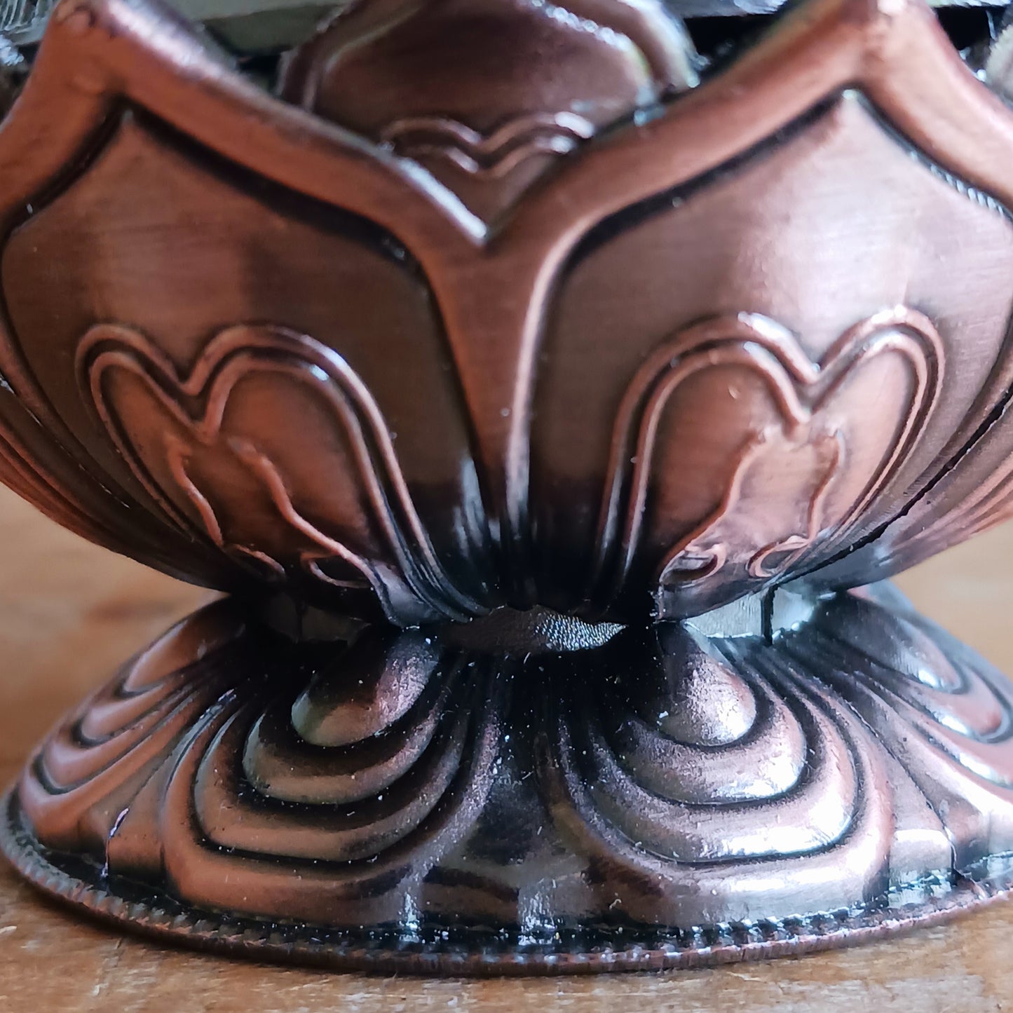 Invite calm and beauty into your sacred space with our Elegant Lotus Incense Burner. Thoughtfully shaped like a blooming lotus—the symbol of purity and spiritual awakening—this burner features a removable cap adorned with traditional Tibetan Auspicious Symbols, calling in harmony, luck, and protection with every use.