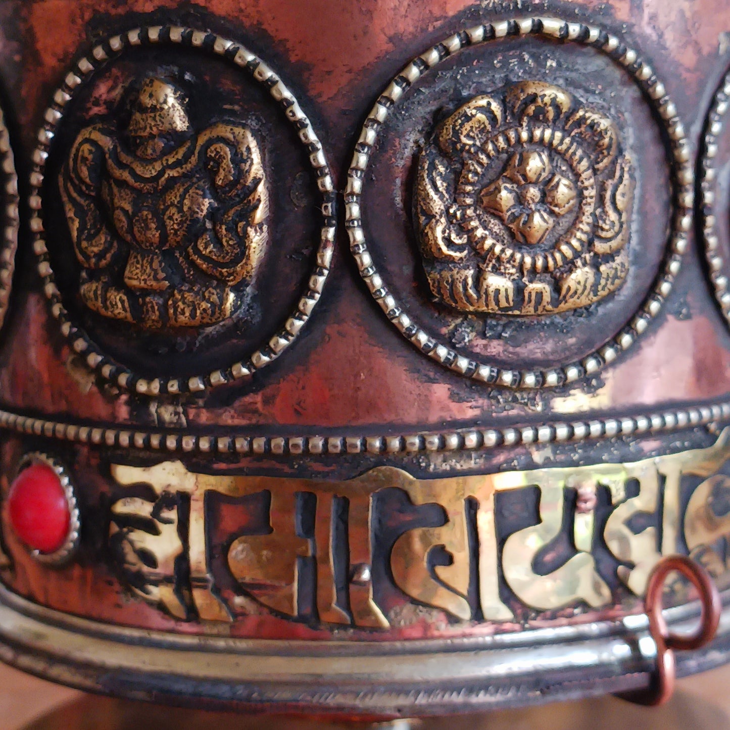 Invite blessings, clarity, and compassion into your space with this handcrafted metal table-top prayer wheel. Beautifully adorned with the Eight Auspicious Symbols, this sacred piece is both a devotional object and a stunning piece of spiritual art.