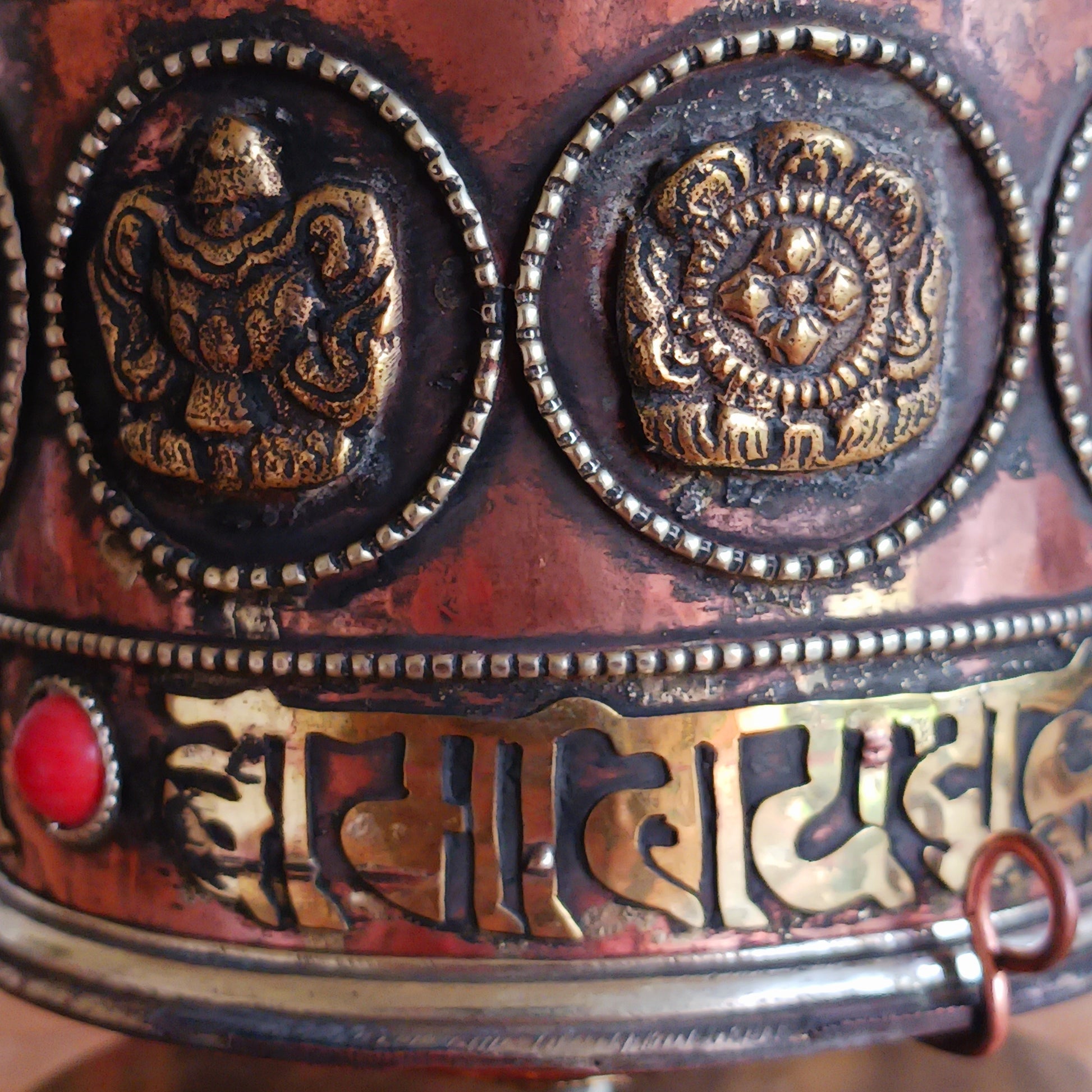 Invite blessings, clarity, and compassion into your space with this handcrafted metal table-top prayer wheel. Beautifully adorned with the Eight Auspicious Symbols, this sacred piece is both a devotional object and a stunning piece of spiritual art.