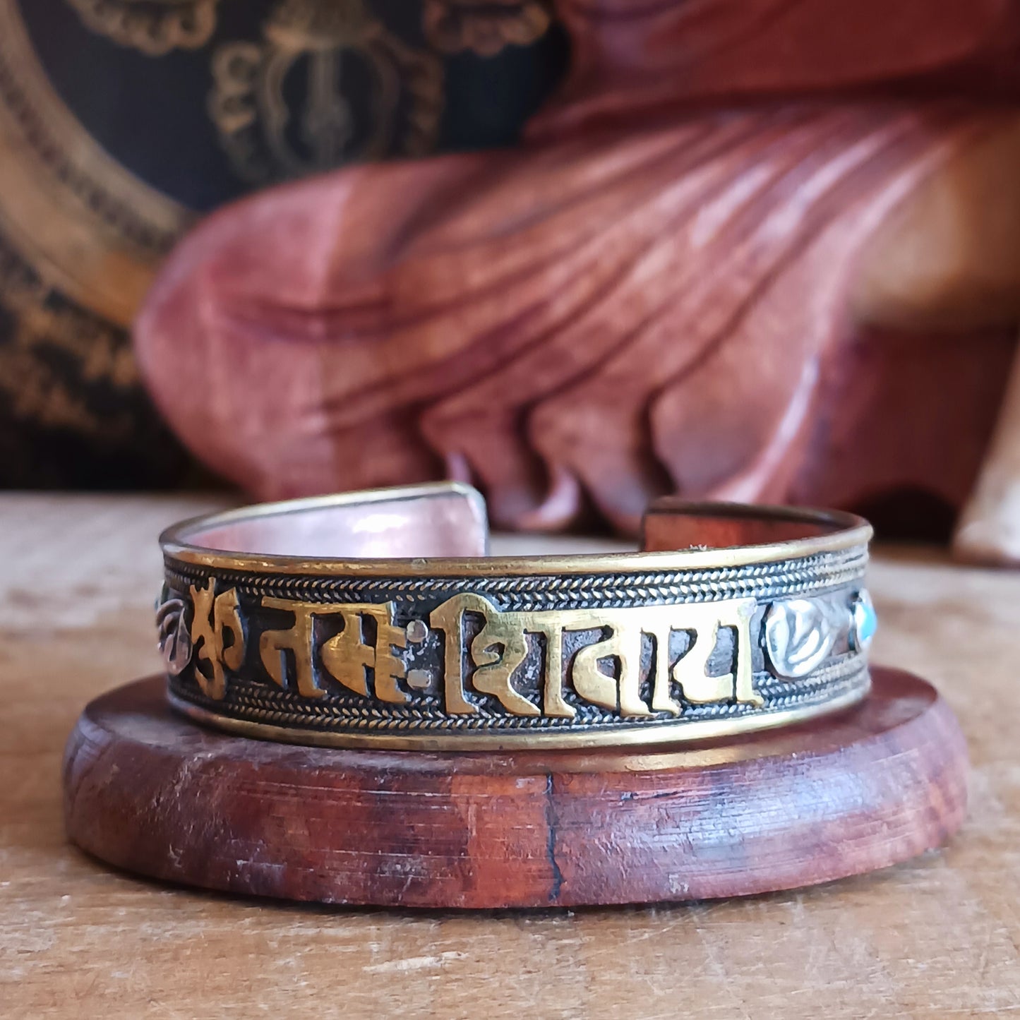 Experience the spiritual power and exquisite craftsmanship of Nepal with our Om Mani Padme Hum Mantra Copper Bangle. Skilfully handmade by skilled Nepalese artisans, this bangle features the sacred mantra engraved on 100% pure copper—a metal revered in Nepalese and Tibetan culture for its protective and auspicious qualities.
