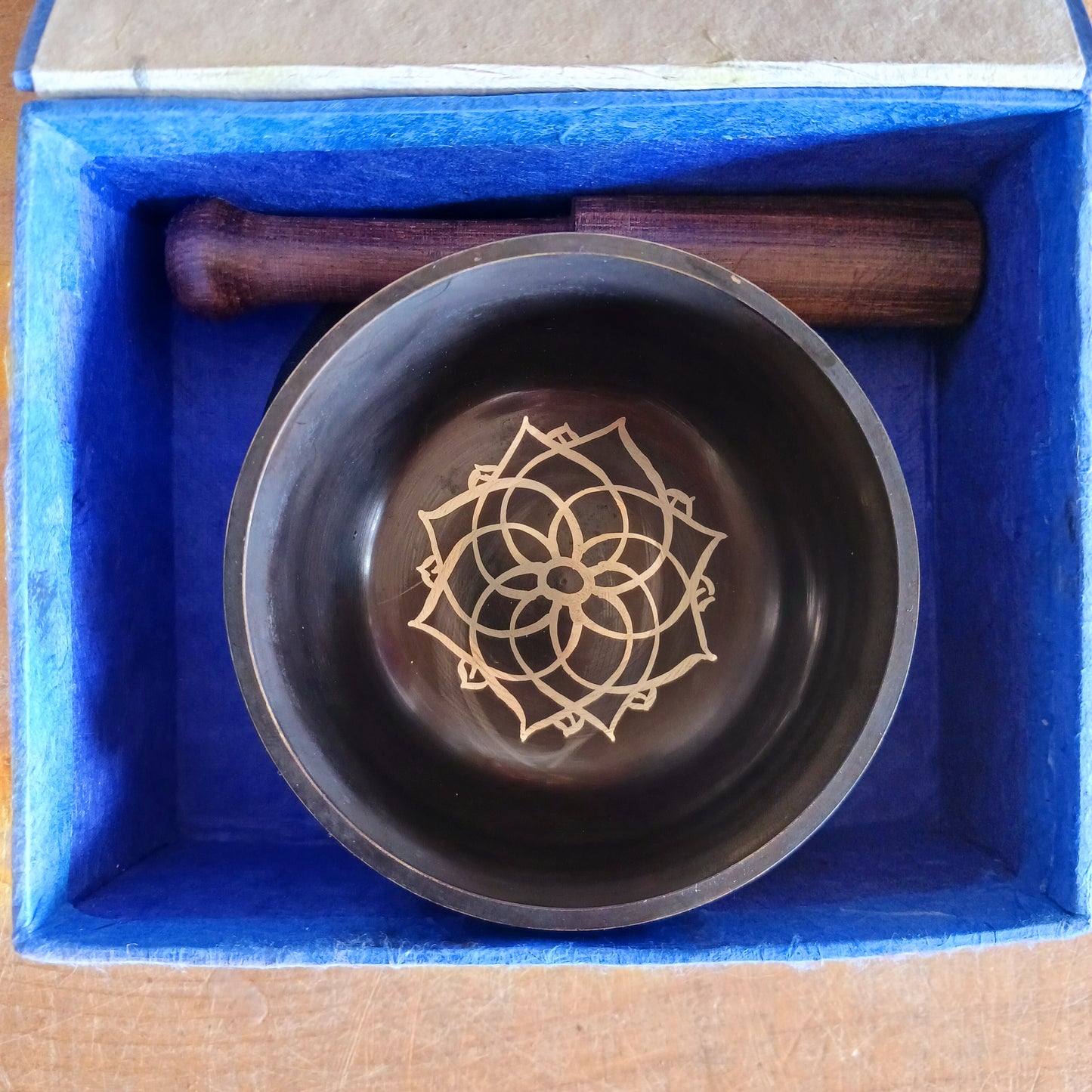 Embark on your sound healing journey with this medium-sized black Tibetan singing bowl set, ideal for beginners and spiritual seekers alike. Crafted with precision and a machine-made polished finish, this singing bowl produces steady, resonant tones that are perfect for meditation, energy healing, and Tibetan Buddhist practices.